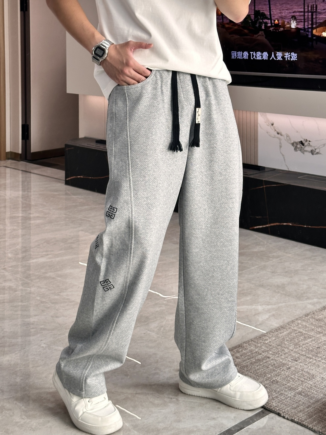 NO:541272,Givenchy 2025 autumn and winter new casual pants!  The official website is released simultaneously. The brand's classic LOGO casual pants, customized fabric, excellent comfort and strong hand touch. Very high recognition and perfect quality craftsmanship. Size M-3XL, given, alexander wang19860909纪梵希 2025秋冬新款休闲裤！官网同步发售.品牌经典LOGO休闲裤 ,定制面料,舒适度极好,手触感强烈.辨识度极高,完美品相工艺. 尺码M-3XL,,givenchy,alexander wang,Men's clothing