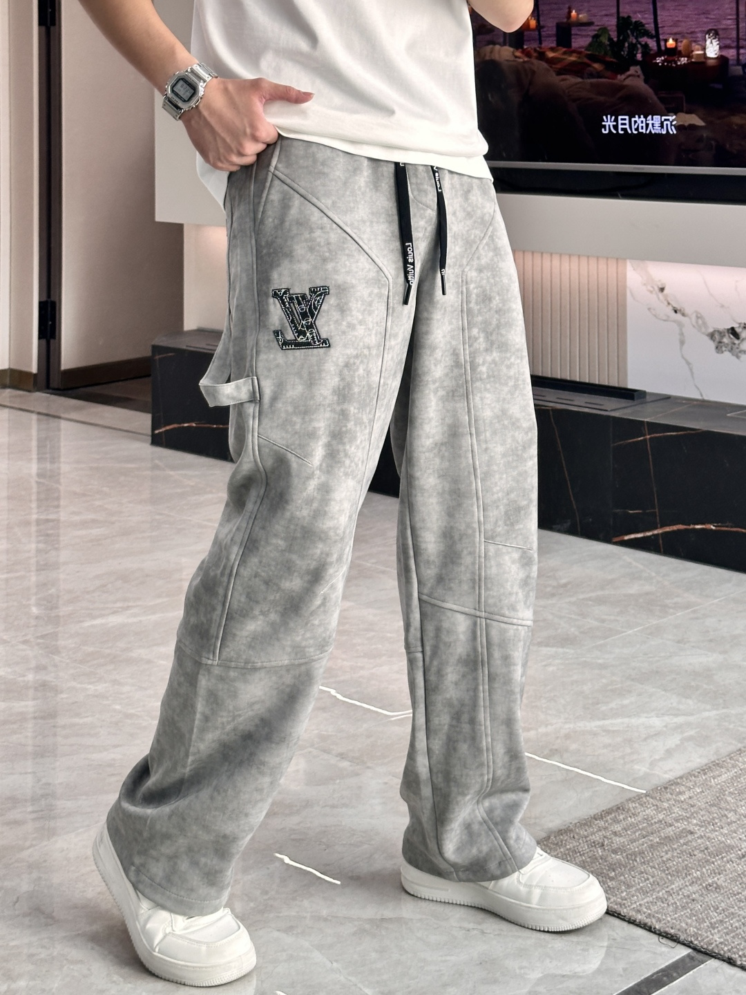 NO:733954,Lv 2026 spring new casual pants!  On sale simultaneously on the official website. The brand's classic LOGO casual pants, customized fabrics, excellent comfort, strong touch. Highly recognizable, perfect appearance and craftsmanship. Sizes M-3XL, Louis Vuitton,19860909Lv 2026春季新款休闲裤！官网同步发售.品牌经典LOGO休闲裤 ,定制面料,舒适度极好,手触感强烈.辨识度极高,完美品相工艺. 尺码M-3XL,,louis vuitton,,Men's clothing