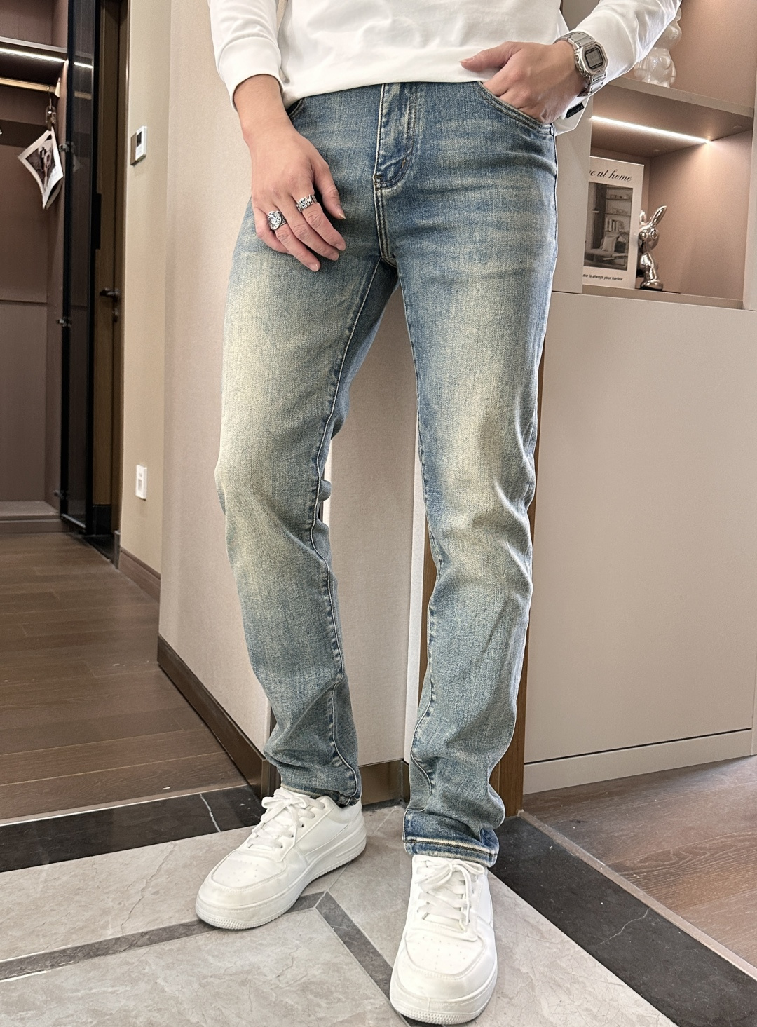 NO:540313,Jenia New!  High-end customized slim-fit business straight jeans, original hardware accessories, a style that is fully suitable for daily business and leisure. The upper body effect is super positive, three-dimensional slim-fit buttocks are lifted, and the leg lines are fully demonstrated, including Tennis special cotton fabric!  It belongs to the type of woven cotton!  The texture is firm and delicate, the upper body is very comfortable and stylish, and it is extremely practical and versatile, which is very worth buying!  Requested recommendations from old customers!  !  Size 29-38, zegna, jeans, alexander wang19860909杰尼亚 新款！高端订制修身商务直筒牛仔裤 原版五金辅料 日常商务休闲都完全适用的款,上身效果超正,立体修身提臀,腿部线条完全得到彰显,含天丝特殊棉面料！属于色织棉的类型！纹理紧致细腻,上身非常舒适有型,而且极为实穿百搭,非常值得入手！老客户必收推荐！！ 尺码29-38,,zegna,jeans,alexander wang,Men's clothing