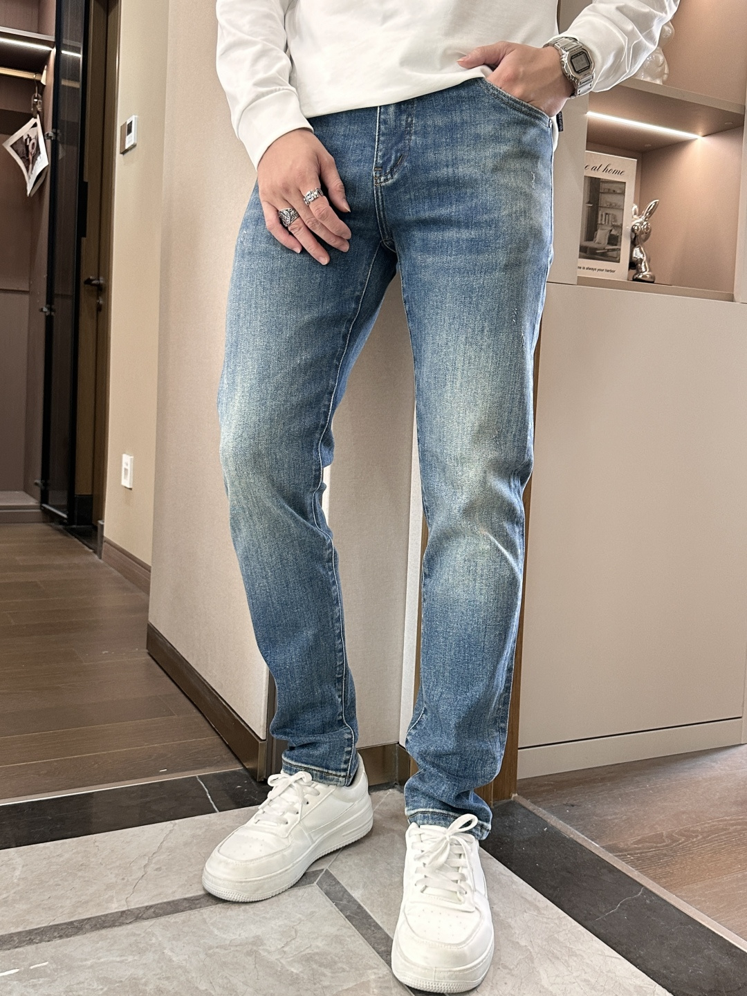 NO:540322,New style for cover!  High-end customized slim-fit business straight jeans, original hardware accessories, a style that is fully suitable for daily business and leisure. The upper body effect is super positive, three-dimensional slim-fit buttocks are lifted, and the leg lines are fully demonstrated, including Tennis special cotton fabric!  It belongs to the type of woven cotton!  The texture is firm and delicate, the upper body is very comfortable and stylish, and it is extremely practical and versatile, which is very worth buying!  Requested recommendations from old customers!  !  Size 29-38, Moncler, jeans, alexander wang19860909蒙口 新款！高端订制修身商务直筒牛仔裤 原版五金辅料 日常商务休闲都完全适用的款,上身效果超正,立体修身提臀,腿部线条完全得到彰显,含天丝特殊棉面料！属于色织棉的类型！纹理紧致细腻,上身非常舒适有型,而且极为实穿百搭,非常值得入手！老客户必收推荐！！ 尺码29-38,,Moncler,jeans,alexander wang,Men's clothing