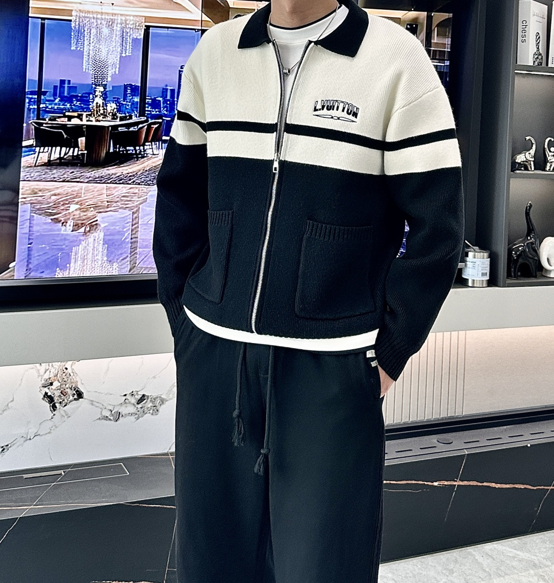 NO:540314,[Louis Vuitton Autumn and Winter Series] Elegant reconstruction of sports aesthetics Design Narrative and Retro Sports Spirit Contemporary Translation of Design Narrative and Retro Sports Spirit This knitted jacket starts with the 1970s racing sportswear, injecting Louis Vuitton's classic black and white color matching gene into modern tailoring. The handwritten LOGO embroidery and double stripe decoration on the chest form a visual focus, recreating the rhythmic feeling of the brand's early travel box straps. Craft details Use 52 double-strand wool blend fabric, which achieves structural support through Italian Botto Giuseppe patented knitting technology The ribbed design of the neckline and cuffs comes from the functional details of the racing suit, taking into account the freedom of shape and movement. Customized two-way metal zippers, and the pull-on engraved Louis Vuitton's classic Monogram dark patterns. The balance art of styling philosophy and boundless style. This jacket redefines the casual wear with the concept of 'sports elegance' and **.  The slightly broad silhouette and the length of the 63cm gold suit are suitable for a variety of figures, creating a neat and slack outline. The double patch pocket design adopts asymmetrical tailoring, and the left bag is integrated into the invisible mobile phone storage compartment. The black and white color matching system contrasts with the gold metal parts to achieve a 'low-key logo' outfit language. Size m-xxxl,,louis vuitton,bottega veneta,jackets & coats,gold,alexander wang19860909【路易威登 秋冬系列】运动美学的优雅重构 设计叙事复古运动精神的当代转译 本款针织夹克以1970年代赛车运动服为灵感起点,将路易威登经典的黑白配色基因注入现代剪裁.胸前的手写体LOGO刺绣与双条纹装饰构成视觉焦点,重现品牌早期旅行箱绑带的韵律感. 工艺细节 采用52支双股羊毛混纺面料,通过意大利Botto Giuseppe专利针织技术实现结构支撑 领口与袖口的罗纹收束设计源自赛车服功能性细节,兼顾造型与活动自由度 定制双向金属拉链,拉头镌刻路易威登经典Monogram暗纹 造型哲学无界风格的平衡艺术 这款夹克以**「运动优雅」**理念重新定义休闲装 微阔廓形与63cm黄金衣长适配多元身形,打造利落而不失松弛感的轮廓 双贴袋设计采用不对称剪裁,左袋融入隐形手机收纳仓 黑白配色体系与金色金属件形成对比,实现「低调标识性」的穿搭语言 尺码m-xxxl,,louis vuitton,bottega veneta,jackets & coats,gold,alexander wang,Men's clothing