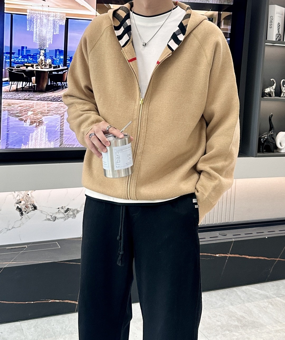 NO:540320,[Burberry Early Autumn Series] The British aesthetic revolution of double-sided knitted hooded jackets, design and narrative contemporary deconstruction of century-old plaids. When Burberry's 169 British heritage met the pioneer design of the year, this double-sided knitted hooded jacket was born. On one side is the classic camel plaid - the brand's iconic 'flowing British scroll', inspired by the Gabardine waterproof fabric patented in 1879, using 500g high-strand wool blend to reproduce the plaid texture; on the other side is a minimalist beige solid color, hidden adjustable hood design, perfectly integrating the elegance of the manor with urban functions. Craft deconstruction The patented double-sided wear technology adopts Italian Botto Giuseppe seamless knitting technology to achieve double-sided switching with zero sewing marks, with zero vehicle sewing marks.  Material game 68 merino wool blend (including 30 recycled polyester fiber) on the front, double-layer air-layer fabric on the back, taking into account warmth and lightness. The details can be traced back to the equestrian embroidery of the 19th generation knight logo, and it forms a dialogue between ancient and modern times with laser-cut invisible magnetic buckle Size S M L, burberry, bottega veneta, jackets & coats, hats, alexander wang19860909【Burberry 早秋系列】双面穿针织连帽外套一衣双生的英伦美学革命 设计叙事百年格纹的当代解构 当Burberry 169年的英伦传承邂逅年的先锋设计,这款双面穿针织连帽外套诞生了.一面是经典驼色格纹——品牌标志性的'流动英伦画卷',以1879年专利的Gabardine防水面料为灵感,采用500g高支羊毛混纺重现格纹肌理；另一面则是极简米白纯色,暗藏可调节风帽设计,将庄园优雅与都市机能完美融合. 工艺解构 双面穿专利技术采用意大利Botto Giuseppe无缝针织工艺,实现零车缝痕迹的双面切换 材质博弈正面68支美利奴羊毛混纺（含30再生聚酯纤维）,反面双层空气层面料,兼顾保暖与轻盈 细节密码可追溯至19代骑士徽标的马术刺绣,与激光切割的隐形磁吸扣形成古今对话 尺码S M L,,burberry,bottega veneta,jackets & coats,hats,alexander wang,Men's clothing