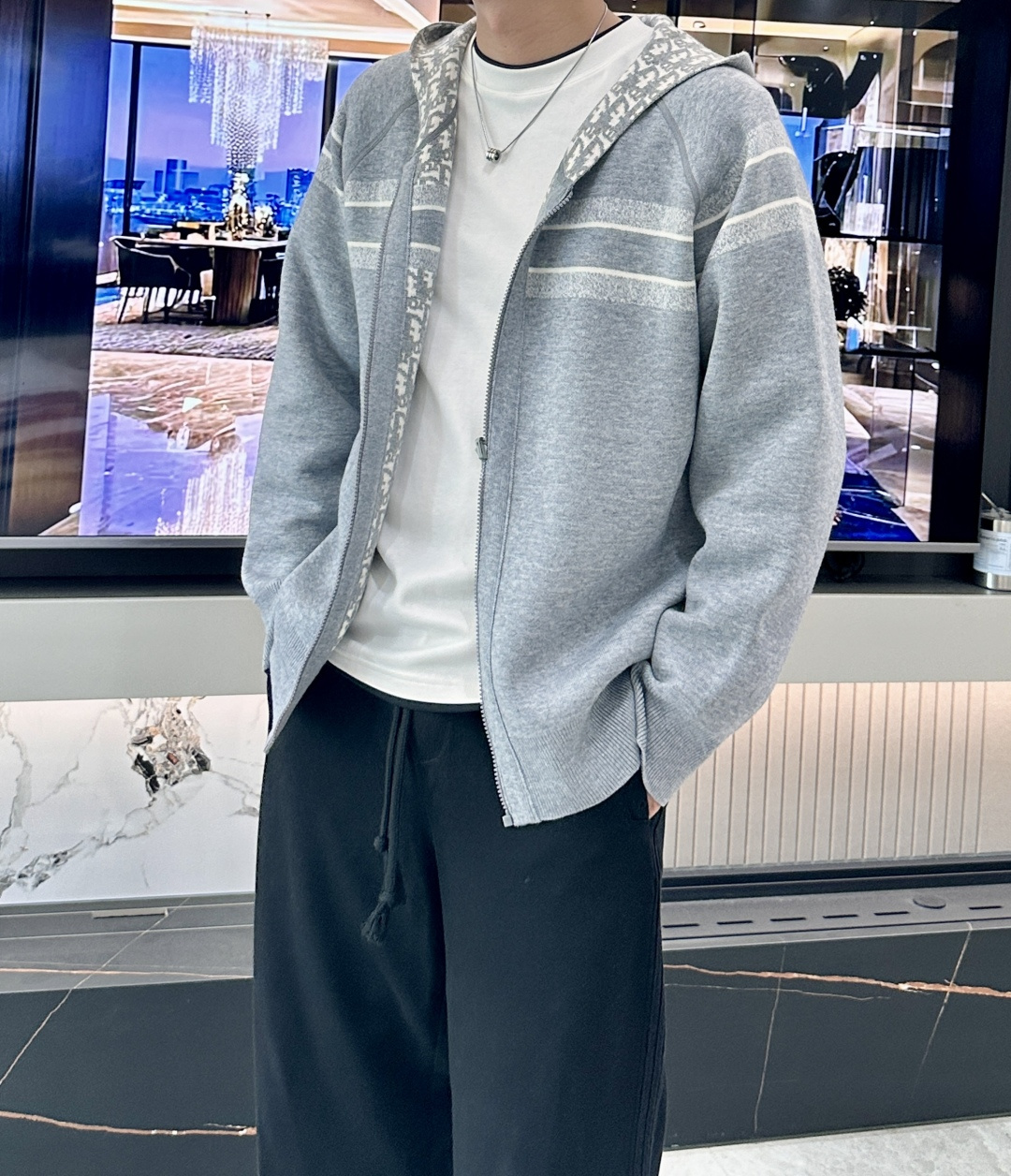 NO:540323,[Dior Early Autumn Series] A space-time dialogue between double-sided hooded jacket Oblique totem and oriental aesthetics Design narrative When Paris classic encounters Kyoto Zen This double-sided hooded jacket is a cultural decoding work of Dior Early Autumn Series. On the one hand, the classic Oblique totem designed by Marc Bohan in 1967, is presented in three-dimensional form with 500g high-string wool blend fabric through 7-needle jacquard process; on the other hand, it is a minimalist expression of dark blue, which is in line with the Japanese 'wasaki aesthetic' philosophy of whitewash. Designer Maria Grazia Chiuri injects the emotional connection between the brand and Japan for 70 years into tailoring. The hooded outline draws on the 'wide-sleeved' structure of the kimono. When the release of Toji Kyoto, the model walked through the scene of the cherry blossom rain in this style, becoming the most poetic visual symbol of this season. Craft deconstruction  The patented double-sided wear technology adopts Italian Botto Giuseppe seamless knitting technology to achieve double-sided switching of zero-vehicle sewing marks, including 1 needle per square centimeter. The material game is 68 merino wool blend on the front (including 30 recycled cashmere), and the reverse side is double-layer air-layer fabric, which takes into account both warmth and lightness. Detail password custom CD metal zipper head engraved with Oblique dark patterns, and the hidden drawstring on the inside of the hat echoes the traditional Japanese 'hat' size S M L,,dior,bottega veneta,jackets & coats,hats,alexander wang19860909【Dior 早秋系列】双面穿连帽外套Oblique图腾与东方美学的时空对话 设计叙事当巴黎经典邂逅京都禅意 本款双面穿连帽外套是Dior 早秋系列的文化解码之作,一面是1967年Marc Bohan设计的经典Oblique老花图腾,以500g高支羊毛混纺面料通过7针提花工艺立体呈现；另一面则是深藏青色的极简主义表达,暗合日本'侘寂美学'的留白哲学.设计师Maria Grazia Chiuri将品牌与日本70年的情感联结注入剪裁,连帽轮廓借鉴和服'广袖'结构,在京都东寺发布时模特身着此款走过樱花雨的场景,成为本季最具诗意的视觉符号. 工艺解构 双面穿专利技术采用意大利Botto Giuseppe无缝针织工艺,实现零车缝痕迹的双面切换,每平方厘米含1针精密走线 材质博弈正面68支美利奴羊毛混纺（含30再生羊绒）,反面双层空气层面料,兼顾保暖与轻盈 细节密码定制CD金属拉链头镌刻Oblique暗纹,帽檐内侧隐藏式抽绳呼应日本'笠帽'传统 尺码S M L,,dior,bottega veneta,jackets & coats,hats,alexander wang,Men's clothing