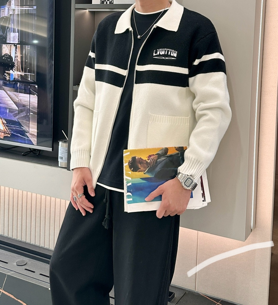 NO:540326,[Louis Vuitton Autumn and Winter Series] Elegant reconstruction of sports aesthetics Design Narrative and contemporary translation of retro sports spirit This knitted jacket starts with the 1970s racing sportswear, injecting Louis Vuitton's classic black and white color matching gene into modern tailoring. The handwritten LOGO embroidery and double stripe decoration on the chest form a visual focus, recreating the rhythmic feeling of the brand's early travel box straps. Craft details Use 52 double-strand wool blend fabric, which achieves structural support through the patented knitting technology of Italy Botto Giuseppe. The ribbed closure design of the neckline and cuffs is derived from the functional details of the racing suit, taking into account the freedom of shape and movement. Customized two-way metal zippers, and the pull-out engraved Louis Vuitton's classic Monogram dark patterns. The balance art of styling philosophy and boundless style. This jacket redefines the casual wear with the concept of 'sports elegance' and **.  The slightly broad silhouette and the length of the 63cm gold suit are suitable for a variety of figures, creating a neat and slack outline. The double patch pocket design adopts asymmetrical tailoring, and the left bag is integrated into the invisible mobile phone storage compartment. The black and white color matching system contrasts with the gold metal parts to achieve a 'low-key logo' outfit language. Size m-xxxl,,louis vuitton,bottega veneta,jackets & coats,gold,alexander wang19860909【路易威登 秋冬系列】运动美学的优雅重构 设计叙事复古运动精神的当代转译 本款针织夹克以1970年代赛车运动服为灵感起点,将路易威登经典的黑白配色基因注入现代剪裁.胸前的手写体LOGO刺绣与双条纹装饰构成视觉焦点,重现品牌早期旅行箱绑带的韵律感. 工艺细节 采用52支双股羊毛混纺面料,通过意大利Botto Giuseppe专利针织技术实现结构支撑 领口与袖口的罗纹收束设计源自赛车服功能性细节,兼顾造型与活动自由度 定制双向金属拉链,拉头镌刻路易威登经典Monogram暗纹 造型哲学无界风格的平衡艺术 这款夹克以**「运动优雅」**理念重新定义休闲装 微阔廓形与63cm黄金衣长适配多元身形,打造利落而不失松弛感的轮廓 双贴袋设计采用不对称剪裁,左袋融入隐形手机收纳仓 黑白配色体系与金色金属件形成对比,实现「低调标识性」的穿搭语言 尺码m-xxxl,,louis vuitton,bottega veneta,jackets & coats,gold,alexander wang,Men's clothing