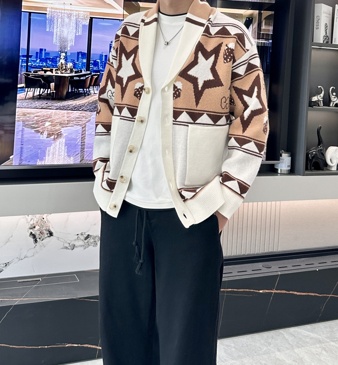 NO:540329,[GUCCI Early Autumn Series] Star Totem Knit Cardigan When Retro Romantic Encountered Galaxy Narrative Design Narrative From Equestrian Badge to Star Code This season Star Totem Knit Cardigan takes GUCCI 1960s equestrian badge as the starting point, and translates the brand's classic double G logo and five-pointed star symbols for futuristic translation. Designer Alessandro Michele drew inspiration from NASA's Apollo Moon Plan and weaved a three-dimensional star matrix on a camel-colored base through the 7-needle jacquard process of 500g high-strand wool blend fabric. The green-grain design of the cardigan collar is in line with the elements of the European aristocratic dress in the 19th century, forming an aesthetic dialogue with the star pattern across time and space. Craft deconstruction The material game uses 68 merino wool blend (including 30 recycled cashmere), through the Italian Botto Botto  Giuseppe seamless knitting process achieves zero marks of sewing details. Customized mother-of-pearl buttons, each of which needs to go through 12 polishing processes; the hidden double G logo in the star pattern uses Japanese and paper embroidery technology. The silhouette philosophy is 65cm long and rotator sleeves shape a lazy outline without losing the sense of strength. The double patch pocket design takes into account the decorative and practicality. The romantic equation of the Galaxy Wardrobe. This cardigan reconstructs the logic of the dressing with the ** 'retro futurism' concept. The urban model is equipped with a white turtleneck + dark gray straight pants + GUCCI Jordaan loafers, which reproduces the aesthetics of Roman films in the 1960s. The weekend scene is single-wearing cardigan + wide-leg pants in the same color + GUCCI GG Marmont handbag, which interprets the modern bohemian style.  Wearing a black velvet suit + silver metal chain on social occasions to create an 'unexpected layering' size m-xxxl, gucci, bottega veneta, loafers, business suit, gold, alexander wang19860909【GUCCI 早秋系列】星芒图腾针织开衫当复古浪漫邂逅银河叙事 设计叙事从马术徽章到星际代码 本季星芒图腾针织开衫以GUCCI 1960年代马术徽章为灵感起点,将品牌经典的双G标识与五角星符号进行未来主义转译.设计师Alessandro Michele从NASA阿波罗登月计划中汲取灵感,通过500g高支羊毛混纺面料的7针提花工艺,在驼色基底上编织出立体星芒矩阵.开衫领口的青果领设计暗合19世纪欧洲贵族礼服元素,与星芒图案形成跨越时空的美学对话. 工艺解构 材质博弈采用68支美利奴羊毛混纺（含30再生羊绒）,通过意大利Botto Giuseppe无缝针织工艺实现零车缝痕迹 细节密码定制珍珠母贝纽扣,每颗需经过12道打磨工序；星芒图案中隐藏式双G标识采用日本和纸刺绣工艺 廓形哲学65cm黄金衣长与落肩袖型塑造慵懒而不失力量感的轮廓,双贴袋设计兼顾装饰性与实用性 造型哲学银河衣橱的浪漫方程式 这款开衫以**「复古未来主义」**理念重构穿搭逻辑 都市模式内搭白色高领衫+深灰色直筒裤+GUCCI Jordaan乐福鞋,再现1960年代罗马电影美学 周末场景单穿开衫+同色系阔腿裤+GUCCI GG Marmont手袋,演绎现代波西米亚风格 社交场合外搭黑色丝绒西装+银色金属链,创造'意外层次感' 尺码m-xxxl,,gucci,bottega veneta,loafers,business suit,gold,alexander wang,Men's clothing