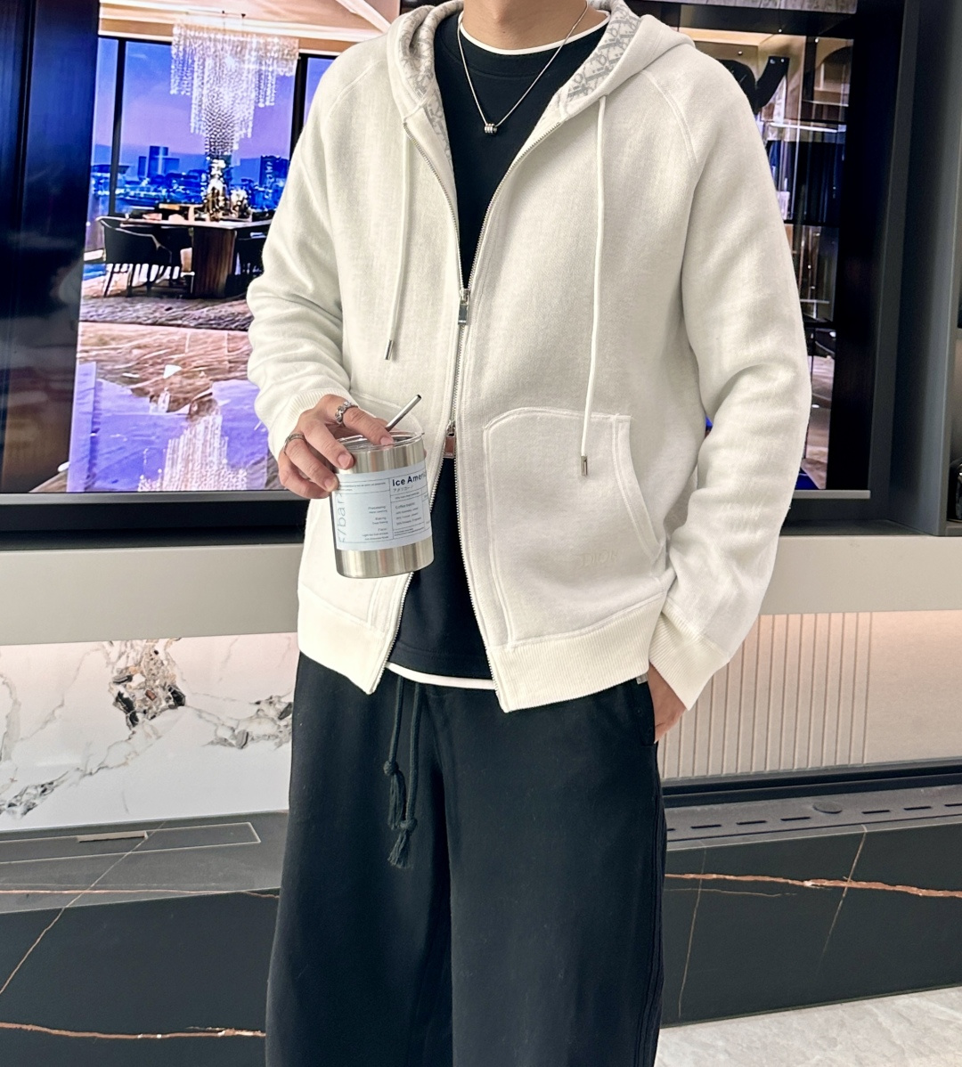 NO:540303,[Dior Early Autumn Series] The space-time dialogue between the Oblique totem and Oriental aesthetics. Design narrative. When Paris classic encounters Kyoto Zen. This hooded jacket is a cultural decoding work of Dior Early Autumn series. On the one hand, the classic Oblique totem designed by Marc Bohan in 1967, is presented in three-dimensional form with 500g high-branch wool blend fabric through 7-needle jacquard process; on the other hand, it is the minimalist expression of dark blue, which is in line with the Japanese 'wasabi aesthetic' philosophy of whitewash. Designer Maria Grazia Chiuri injects the emotional connection between the brand and Japan for 70 years into tailoring. The hooded outline draws on the 'wide-sleeved' structure of the kimono. When the model was released in Toji Temple in Kyoto, she walked through the scene of the cherry blossom rain in this style, becoming the most poetic visual symbol of the season. Craft deconstruction  Patented technology adopts Italian Botto Giuseppe seamless knitting process to achieve double-sided switching of zero-vehicle sewing marks, including 1 needle per square centimeter. Material game 68 merino wool blend on the front (including 30 recycled cashmere), double-layer air-layer fabric on the back, taking into account warmth and lightness. Detail password custom CD metal zipper head engraved with Oblique dark patterns, hidden drawstrings on the inside of the hat echo the traditional Japanese 'hat' size S M L,,dior,bottega veneta, jackets & coats,hats,alexander wang19860909【Dior 早秋系列】连帽外套Oblique图腾与东方美学的时空对话 设计叙事当巴黎经典邂逅京都禅意 本款连帽外套是Dior 早秋系列的文化解码之作,一面是1967年Marc Bohan设计的经典Oblique老花图腾,以500g高支羊毛混纺面料通过7针提花工艺立体呈现；另一面则是深藏青色的极简主义表达,暗合日本'侘寂美学'的留白哲学.设计师Maria Grazia Chiuri将品牌与日本70年的情感联结注入剪裁,连帽轮廓借鉴和服'广袖'结构,在京都东寺发布时模特身着此款走过樱花雨的场景,成为本季最具诗意的视觉符号. 工艺解构 专利技术采用意大利Botto Giuseppe无缝针织工艺,实现零车缝痕迹的双面切换,每平方厘米含1针精密走线 材质博弈正面68支美利奴羊毛混纺（含30再生羊绒）,反面双层空气层面料,兼顾保暖与轻盈 细节密码定制CD金属拉链头镌刻Oblique暗纹,帽檐内侧隐藏式抽绳呼应日本'笠帽'传统 尺码S M L,,dior,bottega veneta,jackets & coats,hats,alexander wang,Men's clothing