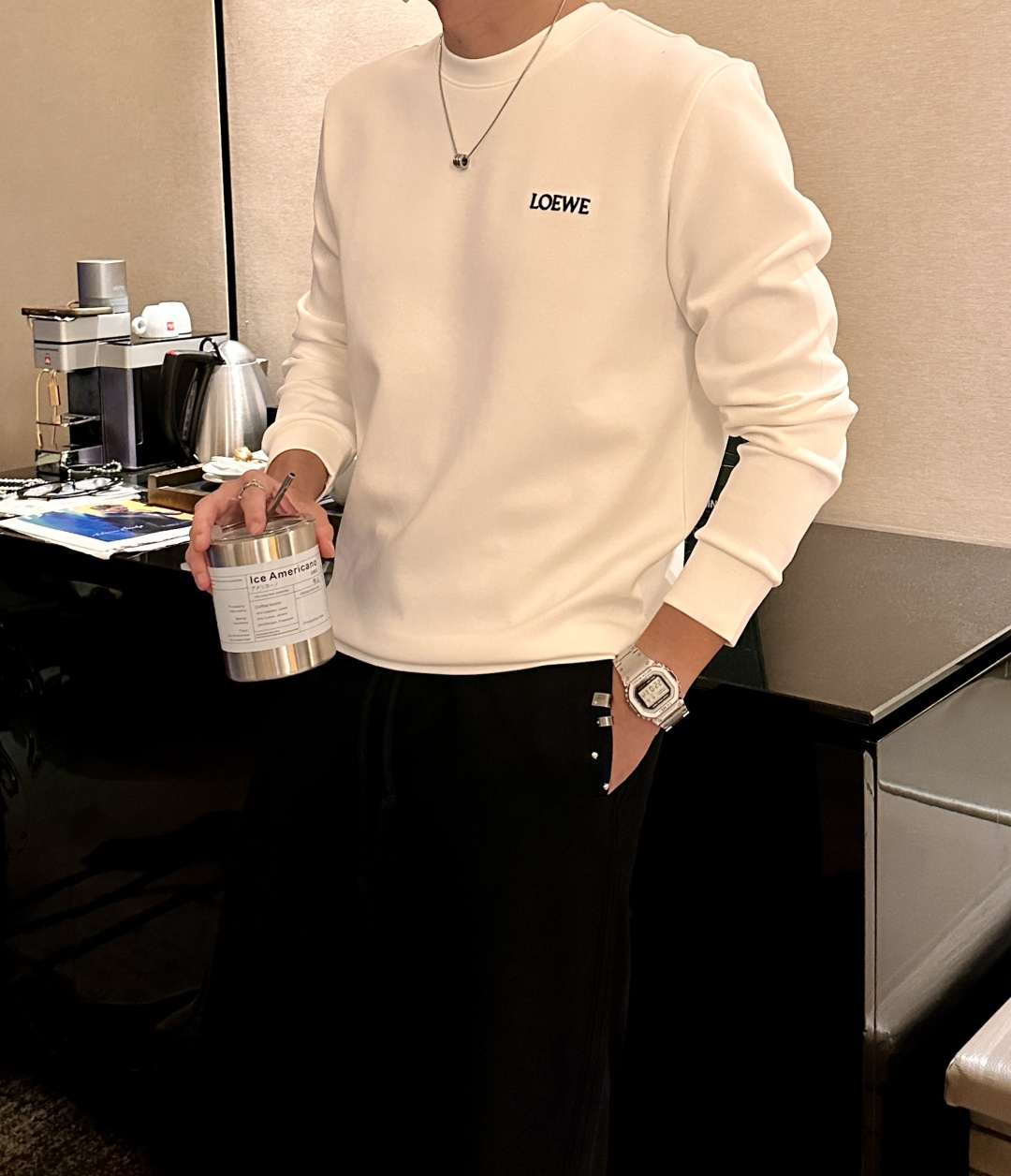 NO:540306,Loewe's new autumn and winter counter style, fashionable and casual base shirt, long-sleeved T-shirt, selected imported high-density double-sided cotton fabric, exquisite original logo, excellent comfort and breathability, excellent soft, wrinkle-resistant elasticity and drooping. Whether worn alone or in the inner wear, it is very handsome, which conforms to the practical dressing habits of men, pursues luxury, noble and elegant style, and creates extraordinary men's taste. The visual effect is very good, the grade is extremely high, simple and fashionable, and a must-have choice for casual business!  Code number M-3XL, loewe,tees,t-shirt,alexander wang19860909Loewe 秋冬专柜新款 时尚休闲打底衫长袖T恤,精选进口高密度双面拉架棉面料,精致原版logo打造,舒适性与透气性兼优,柔软抗皱弹性和垂性极佳,无论是单穿或是内搭都是帅气十足,吻合了男性实用穿衣习惯,追求奢华高贵优雅风范,打造不凡男士品味,视觉效果非常赞,档次极高,简约时尚,休闲商务必备之选！ 码数M-3XL,,loewe,tees，t-shirt,alexander wang,Men's clothing