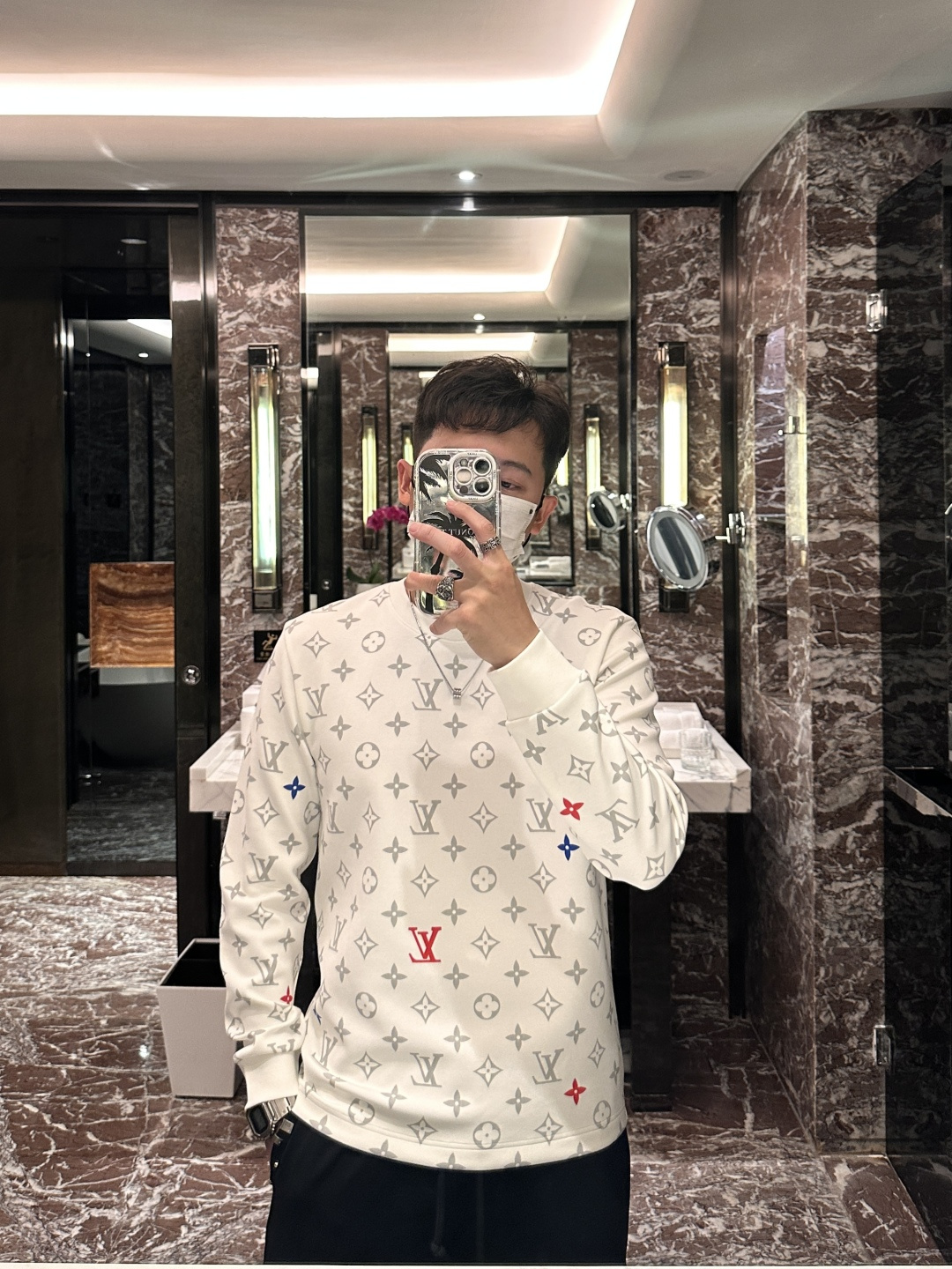 NO:540312,Lv New autumn and winter counter style, fashionable and casual base shirt, long-sleeved T-shirt, selected imported high-density double-sided cotton fabric, exquisite original logo, excellent comfort and breathability, excellent soft, wrinkle-resistant elasticity and drooping. Whether worn alone or in the inner wear, it is very handsome, which conforms to the practical dressing habits of men, pursues luxury, noble and elegant style, and creates extraordinary men's taste. The visual effect is very good, the grade is extremely high, simple and fashionable, and a must-have choice for casual business!  Code number M-3XL, louis vuitton,tees,t-shirt,alexander wang19860909Lv 秋冬专柜新款 时尚休闲打底衫长袖T恤,精选进口高密度双面拉架棉面料,精致原版logo打造,舒适性与透气性兼优,柔软抗皱弹性和垂性极佳,无论是单穿或是内搭都是帅气十足,吻合了男性实用穿衣习惯,追求奢华高贵优雅风范,打造不凡男士品味,视觉效果非常赞,档次极高,简约时尚,休闲商务必备之选！ 码数M-3XL,,louis vuitton,tees，t-shirt,alexander wang,Men's clothing