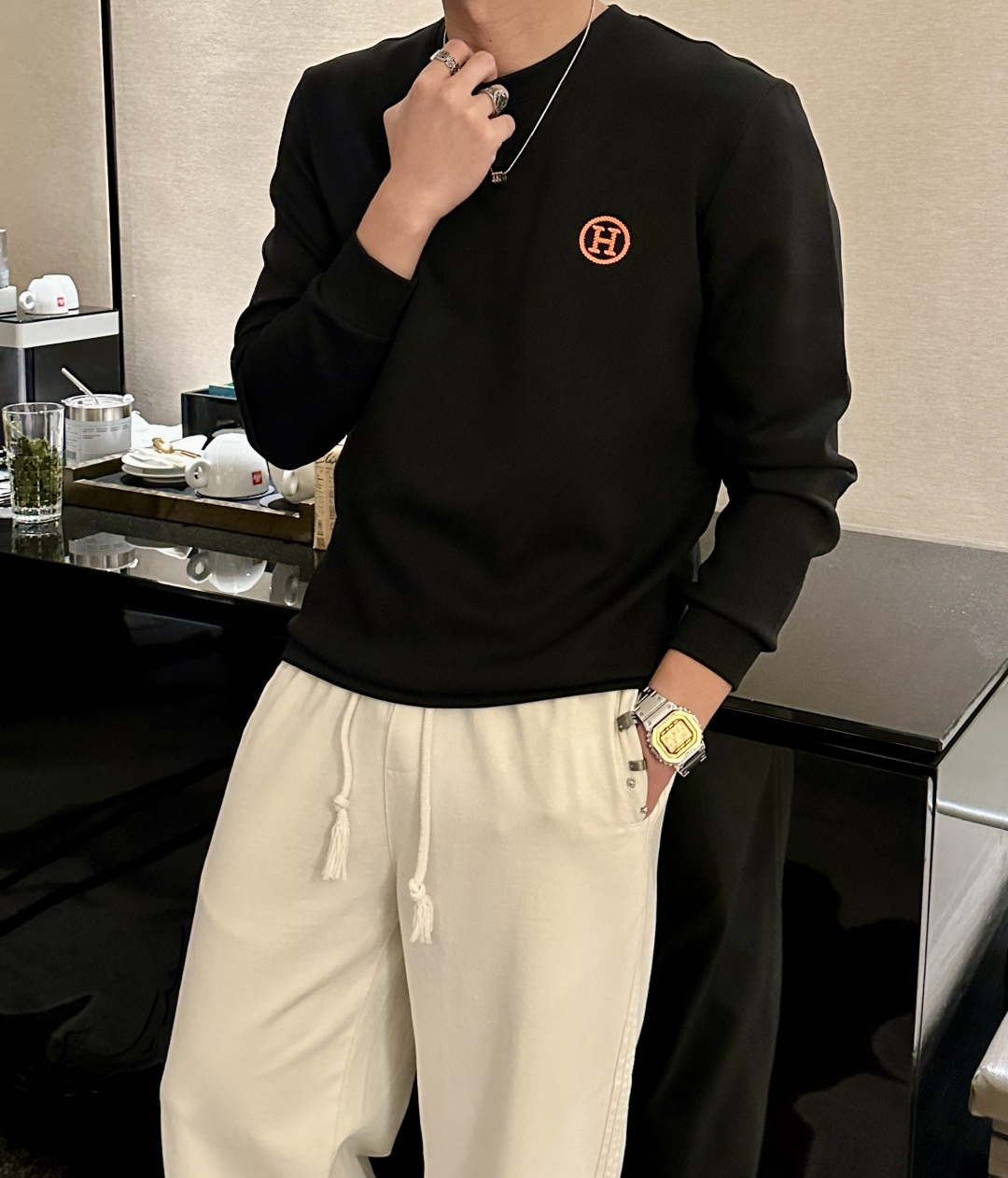 NO:540315,H Autumn and Winter Counter New Fashionable Casual Base Shirt Long Sleeve T-shirt, Selected Imported High-density Double-sided Cotton Fabric, Created with Exquisite Original Logo, Excellent Comfort and Breathability, Soft and Wrinkle-resistant and Elastic and Drooping, Whether it is single or inner wear, it is very handsome, it conforms to the practical dressing habits of men, pursues luxury, noble and elegant style, and creates extraordinary men's taste. The visual effect is very good, the grade is extremely high, simple and fashionable, and a must-have choice for casual business!  Code number M-3XL, tees, t-shirt, alexander wang19860909H 秋冬专柜新款 时尚休闲打底衫长袖T恤,精选进口高密度双面拉架棉面料,精致原版logo打造,舒适性与透气性兼优,柔软抗皱弹性和垂性极佳,无论是单穿或是内搭都是帅气十足,吻合了男性实用穿衣习惯,追求奢华高贵优雅风范,打造不凡男士品味,视觉效果非常赞,档次极高,简约时尚,休闲商务必备之选！ 码数M-3XL,,tees，t-shirt,alexander wang,Men's clothing