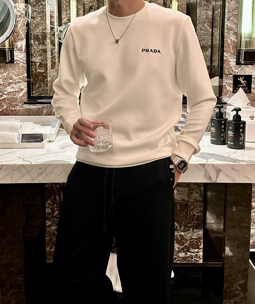 NO:540318,Prad autumn and winter counter new style, fashionable and casual base shirt, long-sleeved T-shirt, selected imported high-density double-sided cotton fabric, exquisite original logo, excellent comfort and breathability, excellent soft, wrinkle-resistant elasticity and drooping. Whether worn alone or in the inner wear, it is very handsome, which conforms to the practical dressing habits of men, pursues luxury, noble and elegant style, and creates extraordinary men's taste. The visual effect is very good, the grade is extremely high, simple and fashionable, and a must-have choice for casual business!  Code number M-3XL, prada,tees, t-shirt,alexander wang19860909Prad 秋冬专柜新款 时尚休闲打底衫长袖T恤,精选进口高密度双面拉架棉面料,精致原版logo打造,舒适性与透气性兼优,柔软抗皱弹性和垂性极佳,无论是单穿或是内搭都是帅气十足,吻合了男性实用穿衣习惯,追求奢华高贵优雅风范,打造不凡男士品味,视觉效果非常赞,档次极高,简约时尚,休闲商务必备之选！ 码数M-3XL,,prada,tees，t-shirt,alexander wang,Men's clothing