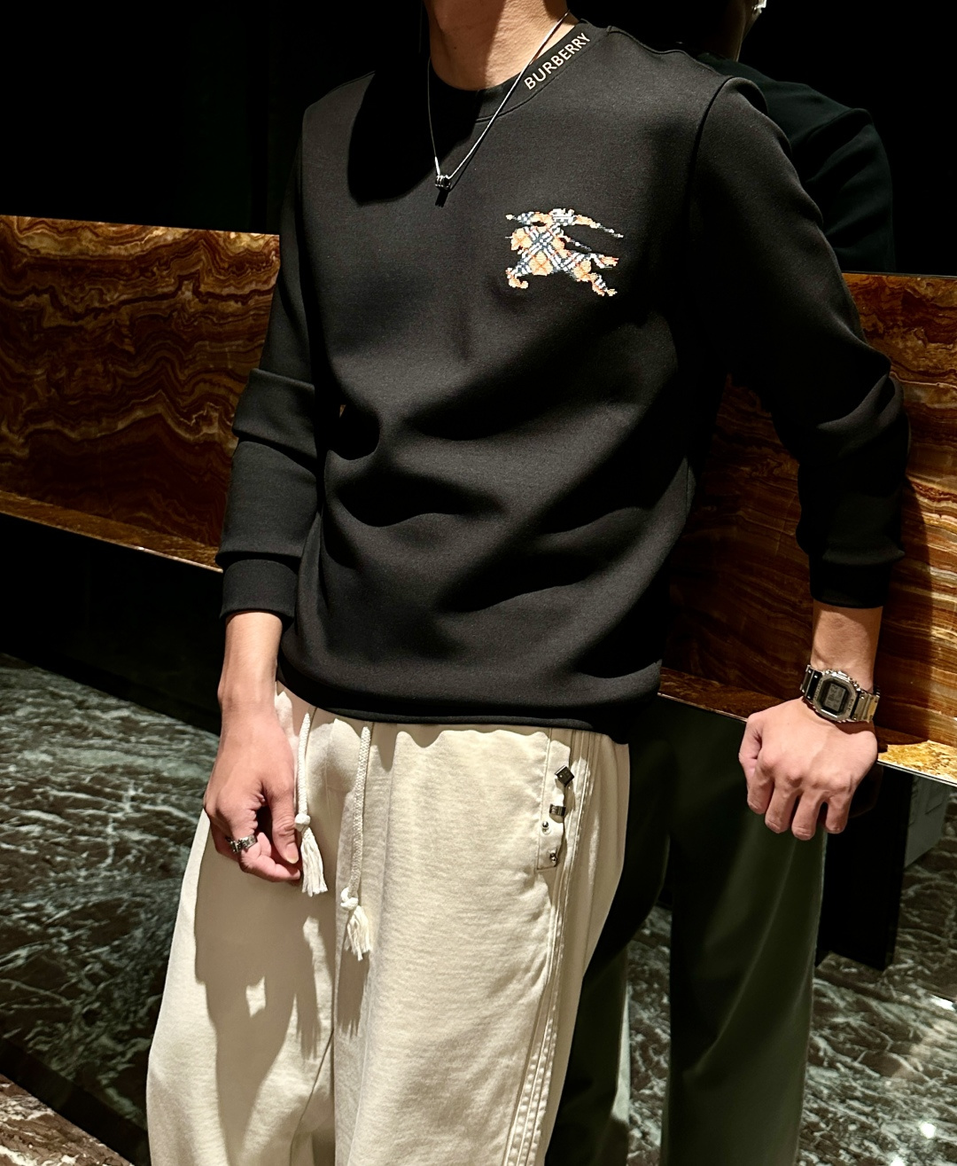 NO:540321,Bur autumn and winter counter new style, fashionable and casual base shirt, long-sleeved T-shirt, selected imported high-density double-sided cotton fabric, exquisite original logo, excellent comfort and breathability, excellent soft, wrinkle-resistant elasticity and drooping. Whether worn alone or in the inner wear, it is very handsome, which conforms to the practical dressing habits of men, pursues luxury, noble and elegant style, and creates extraordinary men's taste. The visual effect is very good, the grade is extremely high, simple and fashionable, and a must-have choice for casual business!  Code number M-3XL, burberry,tees, t-shirt,alexander wang19860909Bur 秋冬专柜新款 时尚休闲打底衫长袖T恤,精选进口高密度双面拉架棉面料,精致原版logo打造,舒适性与透气性兼优,柔软抗皱弹性和垂性极佳,无论是单穿或是内搭都是帅气十足,吻合了男性实用穿衣习惯,追求奢华高贵优雅风范,打造不凡男士品味,视觉效果非常赞,档次极高,简约时尚,休闲商务必备之选！ 码数M-3XL,,burberry,tees，t-shirt,alexander wang,Men's clothing