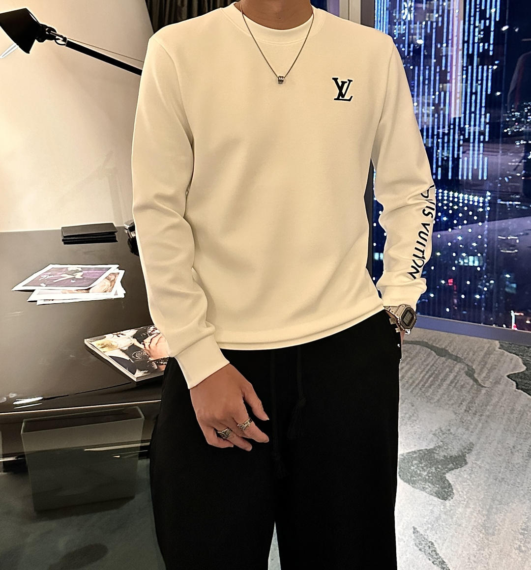 NO:540324,Lv New autumn and winter counter style, fashionable and casual base shirt, long-sleeved T-shirt, selected imported high-density double-sided cotton fabric, exquisite original logo, excellent comfort and breathability, excellent soft, wrinkle-resistant elasticity and drooping. Whether worn alone or in the inner wear, it is very handsome, which conforms to the practical dressing habits of men, pursues luxury, noble and elegant style, and creates extraordinary men's taste. The visual effect is very good, the grade is extremely high, simple and fashionable, and a must-have choice for casual business!  Code number M-3XL, louis vuitton,tees,t-shirt,alexander wang19860909Lv 秋冬专柜新款 时尚休闲打底衫长袖T恤,精选进口高密度双面拉架棉面料,精致原版logo打造,舒适性与透气性兼优,柔软抗皱弹性和垂性极佳,无论是单穿或是内搭都是帅气十足,吻合了男性实用穿衣习惯,追求奢华高贵优雅风范,打造不凡男士品味,视觉效果非常赞,档次极高,简约时尚,休闲商务必备之选！ 码数M-3XL,,louis vuitton,tees，t-shirt,alexander wang,Men's clothing