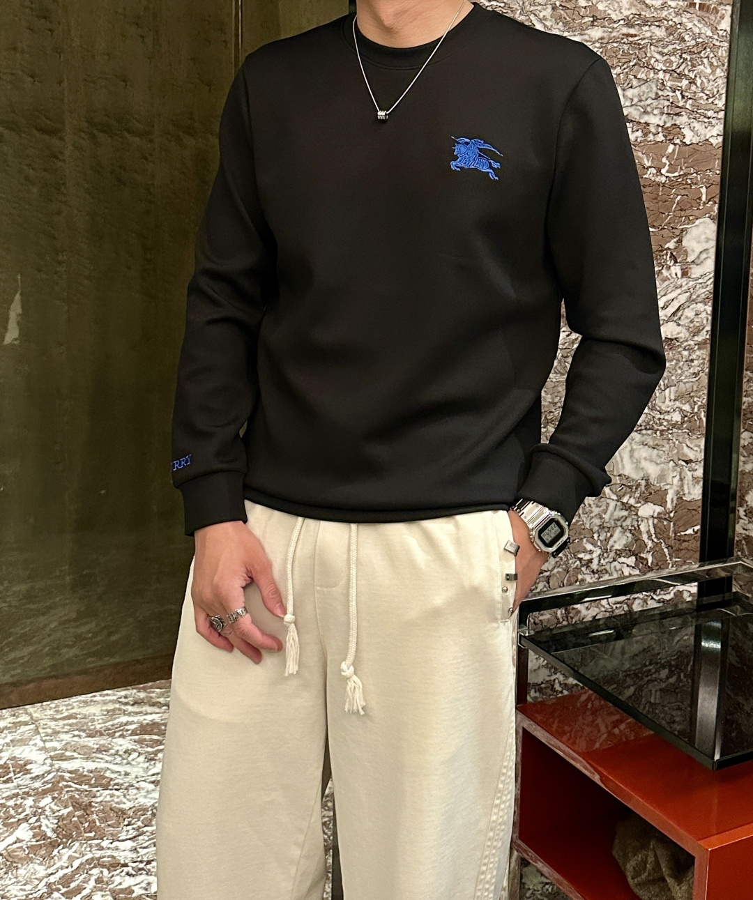 NO:540331,Bur autumn and winter counter new style, fashionable and casual base shirt, long-sleeved T-shirt, selected imported high-density double-sided cotton fabric, exquisite original logo, excellent comfort and breathability, excellent soft, wrinkle-resistant elasticity and drooping. Whether worn alone or in the inner wear, it is very handsome, which conforms to the practical dressing habits of men, pursues luxury, noble and elegant style, and creates extraordinary men's taste. The visual effect is very good, the grade is extremely high, simple and fashionable, and a must-have choice for casual business!  Code number M-3XL, burberry,tees, t-shirt,alexander wang19860909Bur 秋冬专柜新款 时尚休闲打底衫长袖T恤,精选进口高密度双面拉架棉面料,精致原版logo打造,舒适性与透气性兼优,柔软抗皱弹性和垂性极佳,无论是单穿或是内搭都是帅气十足,吻合了男性实用穿衣习惯,追求奢华高贵优雅风范,打造不凡男士品味,视觉效果非常赞,档次极高,简约时尚,休闲商务必备之选！ 码数M-3XL,,burberry,tees，t-shirt,alexander wang,Men's clothing