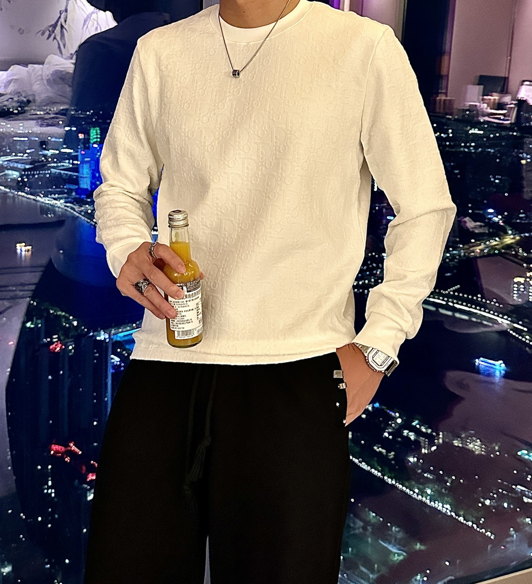 NO:540333,Dior's new autumn and winter counter style, fashionable and casual base shirt, long-sleeved T-shirt, selected imported high-density double-sided cotton fabric, exquisite original logo, excellent comfort and breathability, excellent soft, wrinkle-resistant elasticity and drooping. Whether worn alone or in the inner wear, it is very handsome, which conforms to the practical dressing habits of men, pursues luxury, noble and elegant style, and creates extraordinary men's taste. The visual effect is very good, the grade is extremely high, simple and fashionable, and a must-have choice for casual business!  Code number M-3XL, dior,tees, t-shirt,alexander wang19860909Dior 秋冬专柜新款 时尚休闲打底衫长袖T恤,精选进口高密度双面拉架棉面料,精致原版logo打造,舒适性与透气性兼优,柔软抗皱弹性和垂性极佳,无论是单穿或是内搭都是帅气十足,吻合了男性实用穿衣习惯,追求奢华高贵优雅风范,打造不凡男士品味,视觉效果非常赞,档次极高,简约时尚,休闲商务必备之选！ 码数M-3XL,,dior,tees，t-shirt,alexander wang,Men's clothing