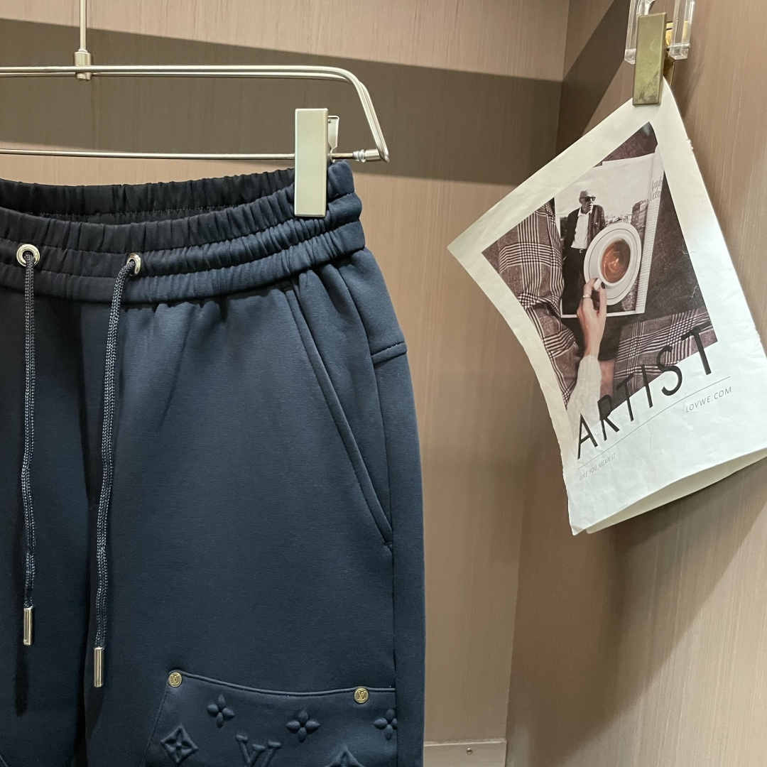 Lv 2025秋冬最新休闲裤 潮人必备 版型超赞，能很好的修复各种腿型，非常个性！柔软排汗，舒适度极高。