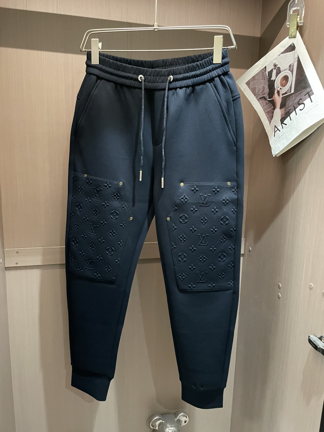 Lv 2025秋冬最新休闲裤 潮人必备 版型超赞，能很好的修复各种腿型，非常个性！柔软排汗，舒适度极高。