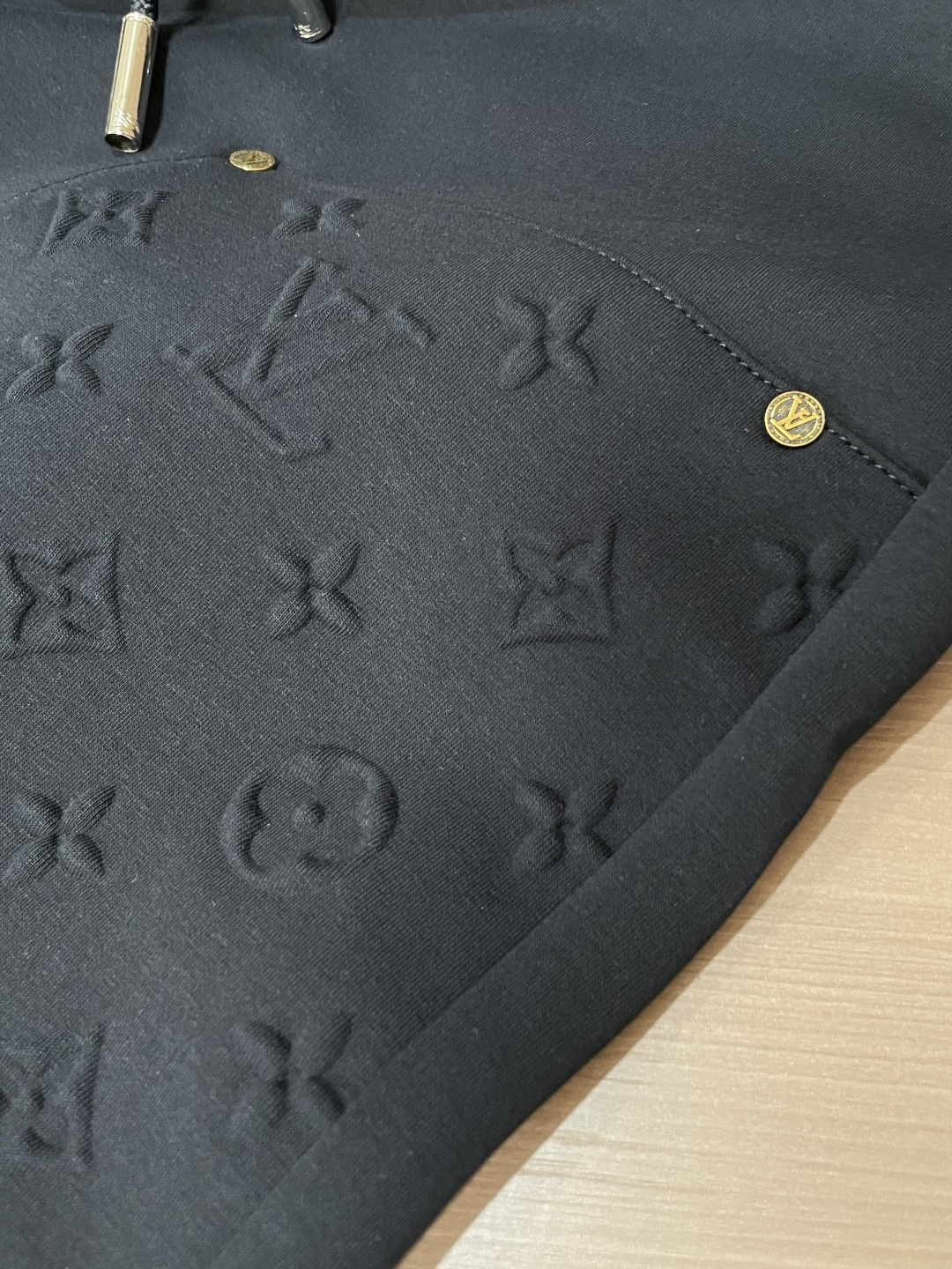 Lv 2025秋冬最新休闲裤 潮人必备 版型超赞，能很好的修复各种腿型，非常个性！柔软排汗，舒适度极高。