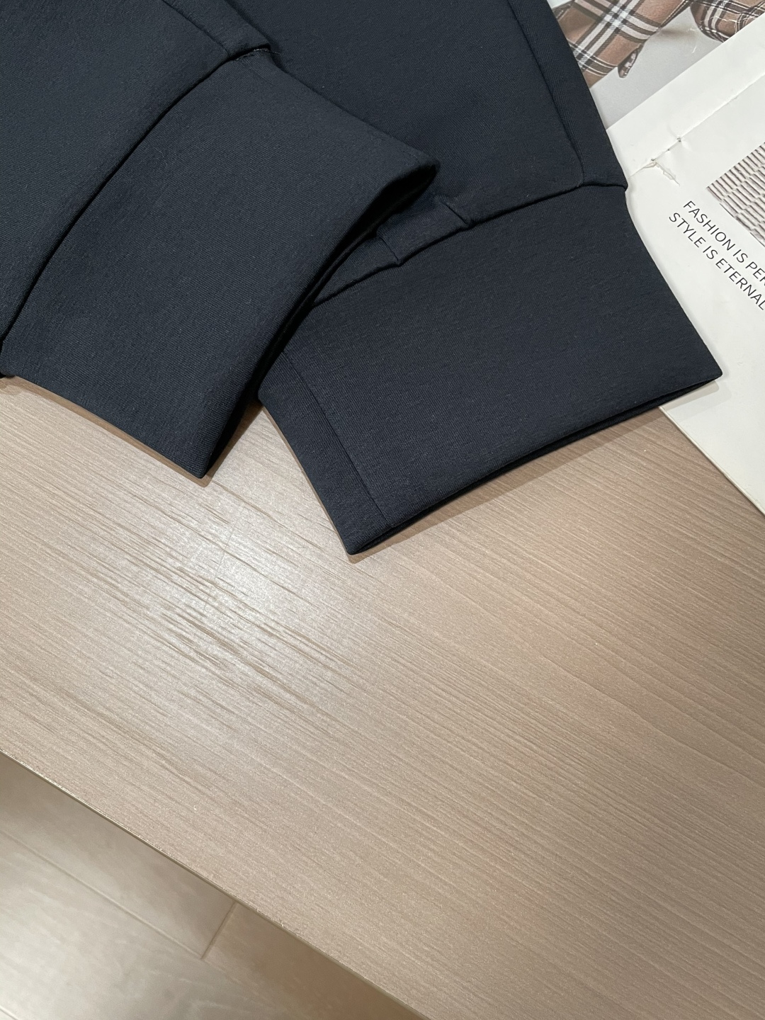 Lv 2025秋冬最新休闲裤 潮人必备 版型超赞，能很好的修复各种腿型，非常个性！柔软排汗，舒适度极高。