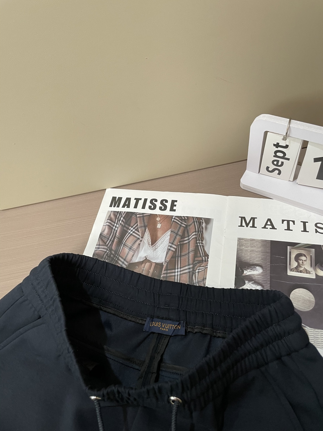 Lv 2025秋冬最新休闲裤 潮人必备 版型超赞，能很好的修复各种腿型，非常个性！柔软排汗，舒适度极高。