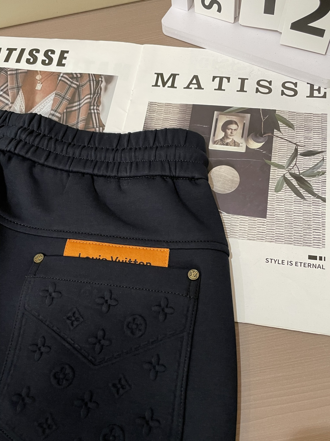 Lv 2025秋冬最新休闲裤 潮人必备 版型超赞，能很好的修复各种腿型，非常个性！柔软排汗，舒适度极高。