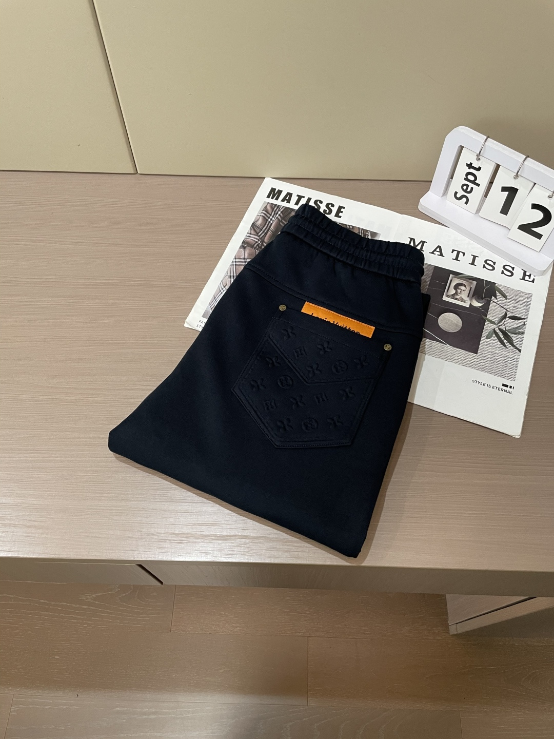 Lv 2025秋冬最新休闲裤 潮人必备 版型超赞，能很好的修复各种腿型，非常个性！柔软排汗，舒适度极高。