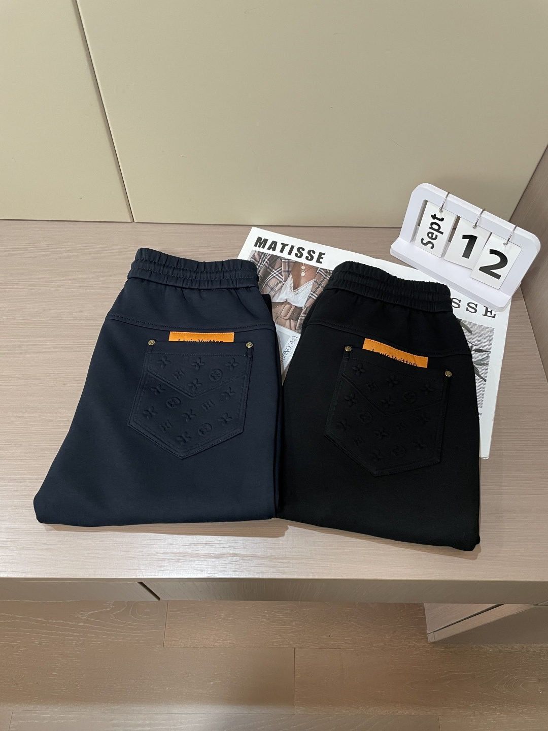 Lv 2025秋冬最新休闲裤 潮人必备 版型超赞，能很好的修复各种腿型，非常个性！柔软排汗，舒适度极高。