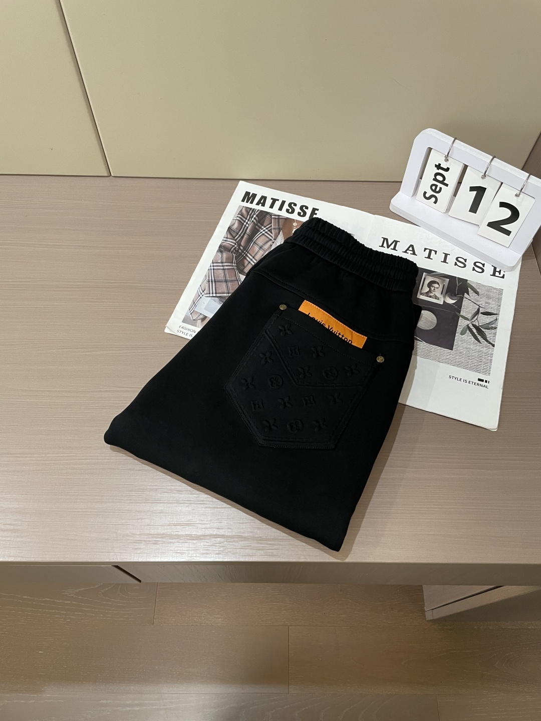 Lv 2025秋冬最新休闲裤 潮人必备 版型超赞，能很好的修复各种腿型，非常个性！柔软排汗，舒适度极高。