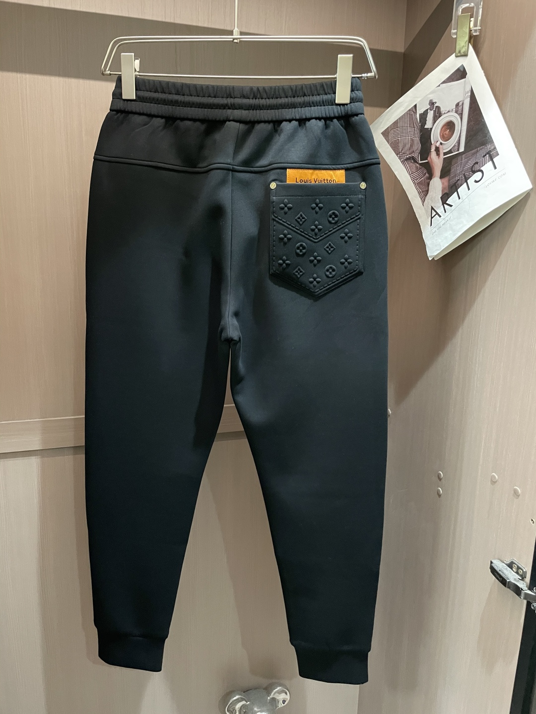 Lv 2025秋冬最新休闲裤 潮人必备 版型超赞，能很好的修复各种腿型，非常个性！柔软排汗，舒适度极高。