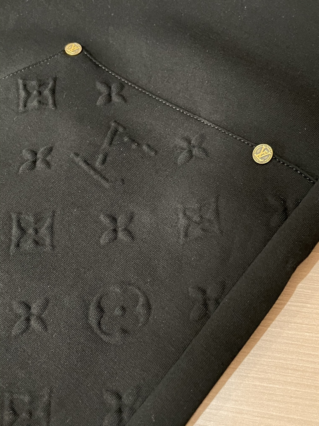 Lv 2025秋冬最新休闲裤 潮人必备 版型超赞，能很好的修复各种腿型，非常个性！柔软排汗，舒适度极高。