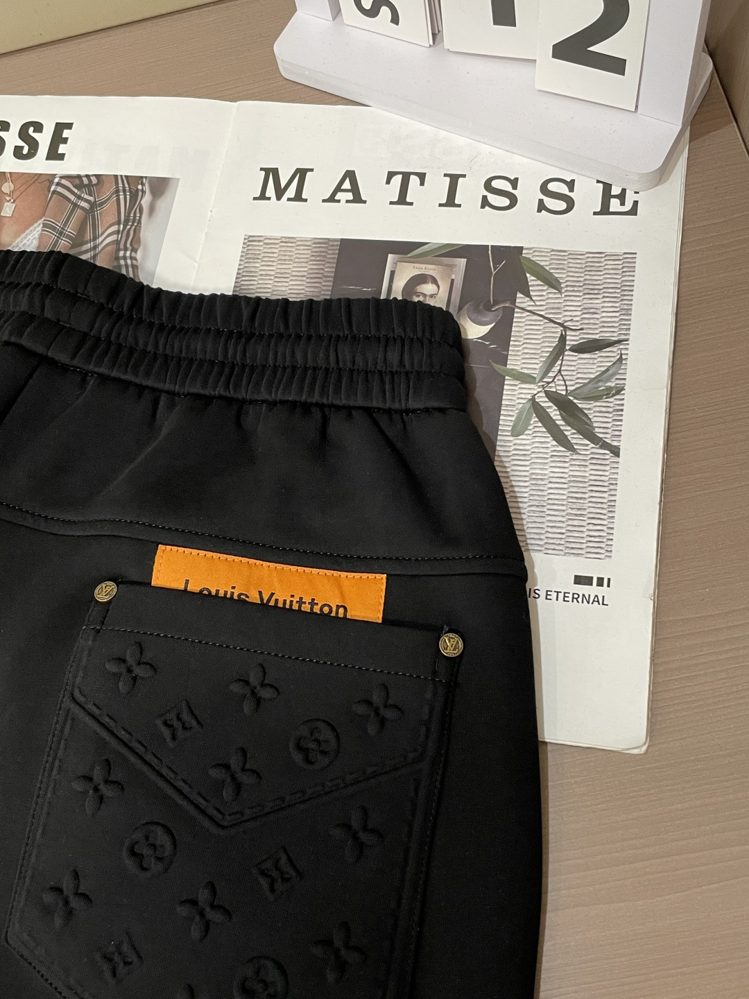 Lv 2025秋冬最新休闲裤 潮人必备 版型超赞，能很好的修复各种腿型，非常个性！柔软排汗，舒适度极高。