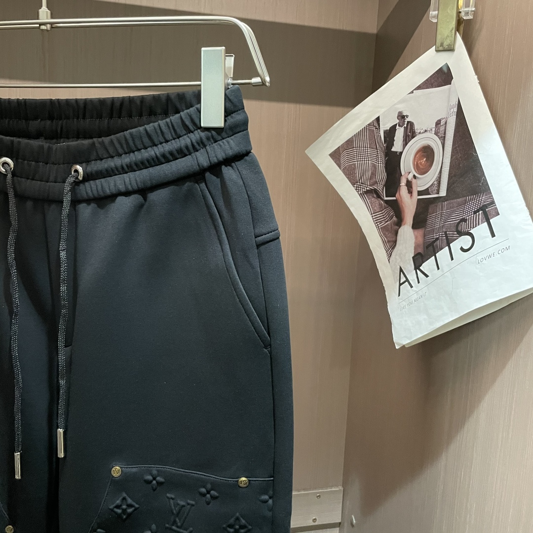Lv 2025秋冬最新休闲裤 潮人必备 版型超赞，能很好的修复各种腿型，非常个性！柔软排汗，舒适度极高。