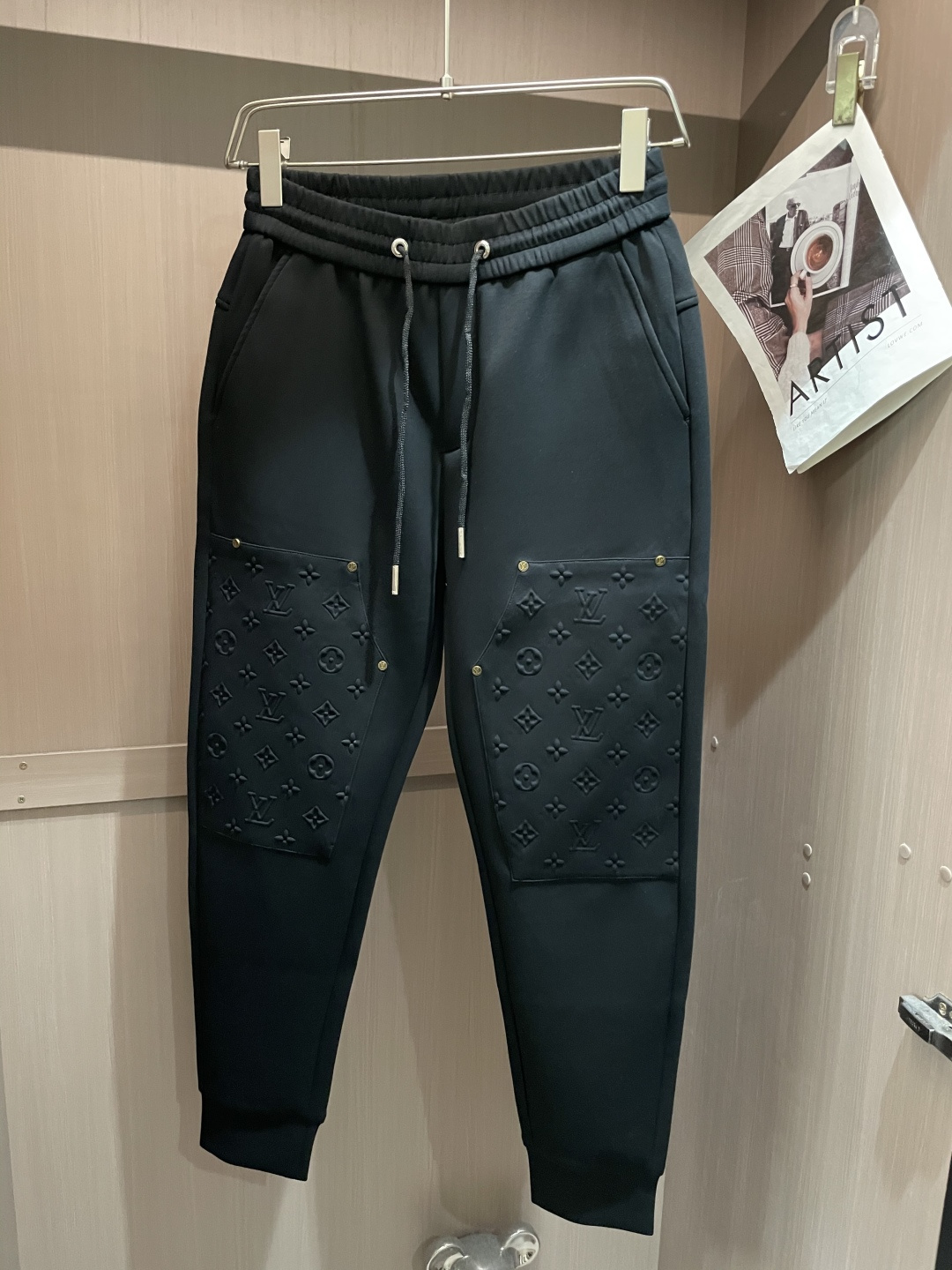 NO:541261,Lv2025 autumn and winter latest casual pants, a must-have for trendy people. The style is excellent and can repair various leg shapes well, which is very personal!  Soft and sweat-free, extremely comfortable. Customized elastic rubber at the waist of the trouser legs and original auxiliary materials. The upper body is sports and casual, and it is necessary to go out for leisure and travel. Size m-xxxl,,louis vuitton,alexander wang19860909Lv2025秋冬最新休闲裤 潮人必备 版型超赞,能很好的修复各种腿型,非常个性！柔软排汗,舒适度极高.裤腿腰部订制松紧橡筋、原版辅料细节.上身运动休闲时尚,出街休闲、外出旅游必备. 尺码m-xxxl,,louis vuitton,alexander wang,Men's clothing