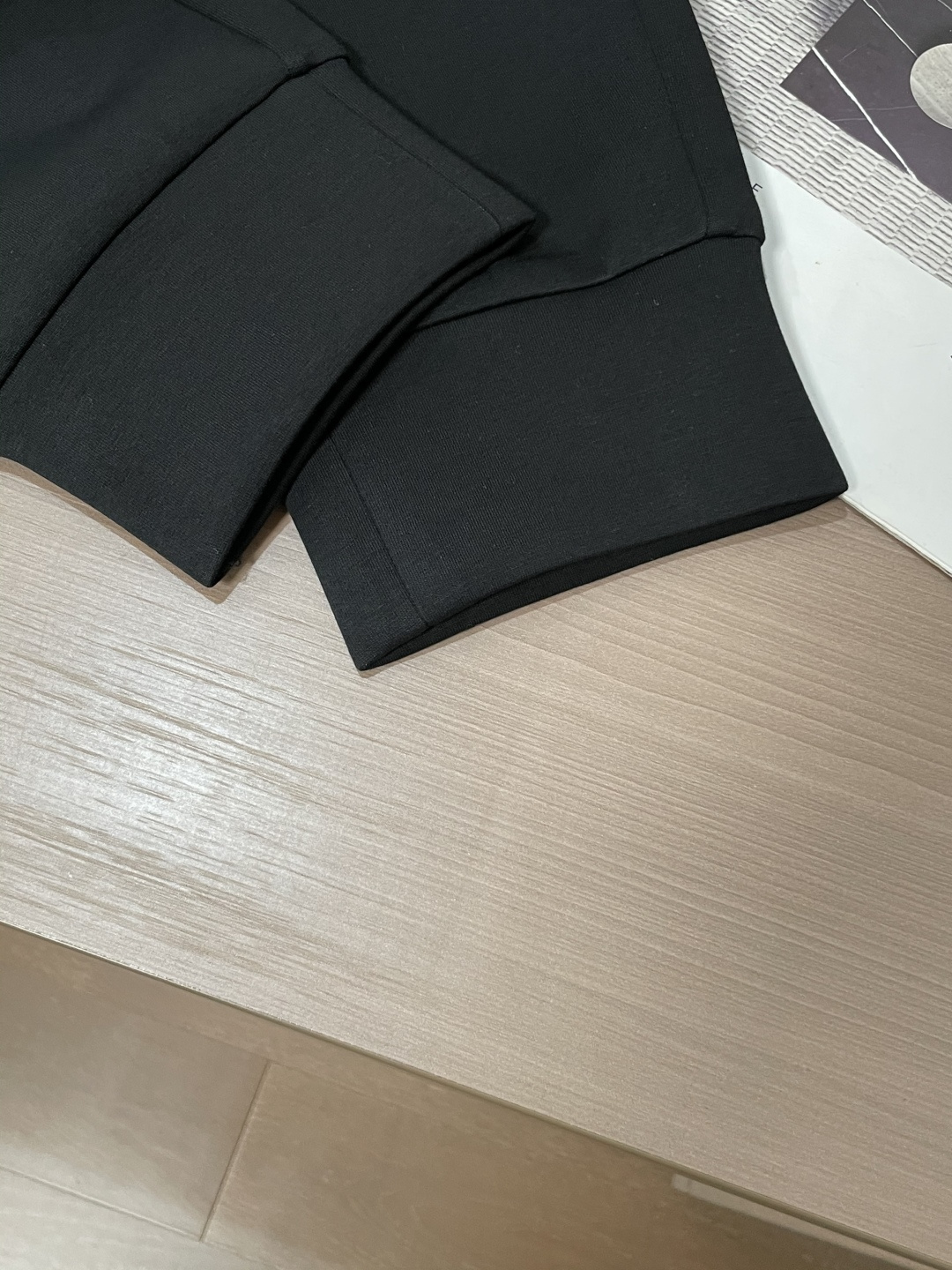 Lv 2025秋冬最新休闲裤 潮人必备 版型超赞，能很好的修复各种腿型，非常个性！柔软排汗，舒适度极高。