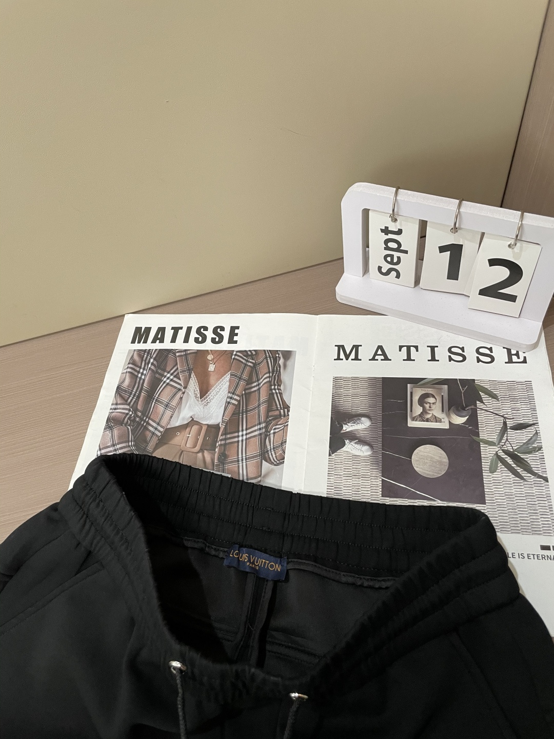 Lv 2025秋冬最新休闲裤 潮人必备 版型超赞，能很好的修复各种腿型，非常个性！柔软排汗，舒适度极高。