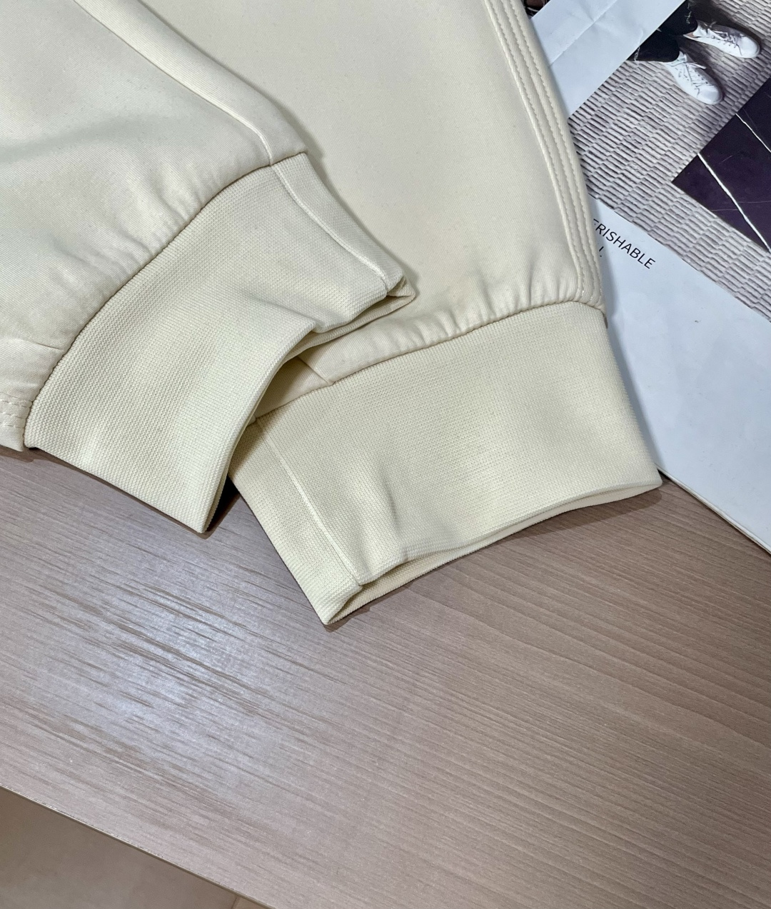 Prad 2025秋冬最新休闲裤 潮人必备 版型超赞，能很好的修复各种腿型，非常个性！柔软排汗，舒适度极