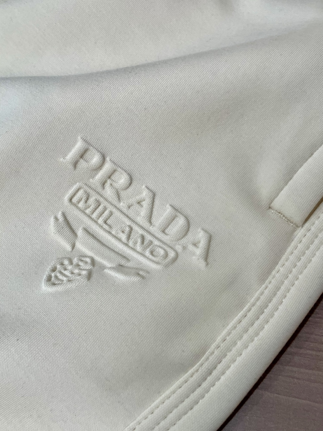 Prad 2025秋冬最新休闲裤 潮人必备 版型超赞，能很好的修复各种腿型，非常个性！柔软排汗，舒适度极