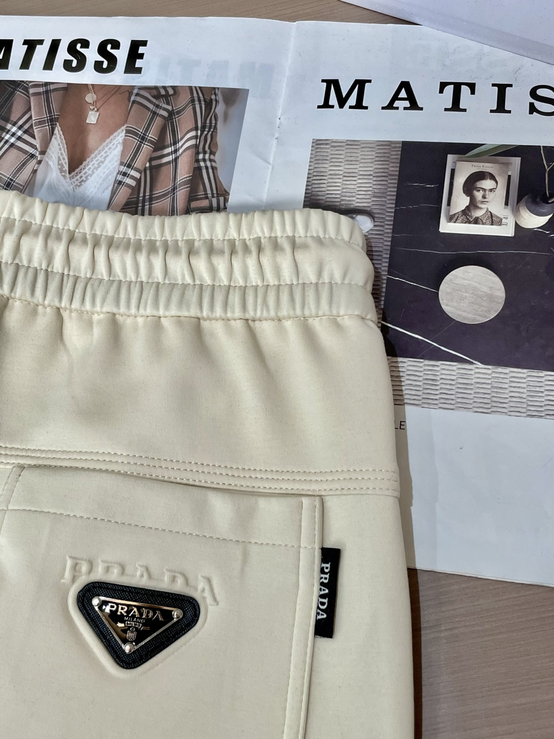 Prad 2025秋冬最新休闲裤 潮人必备 版型超赞，能很好的修复各种腿型，非常个性！柔软排汗，舒适度极