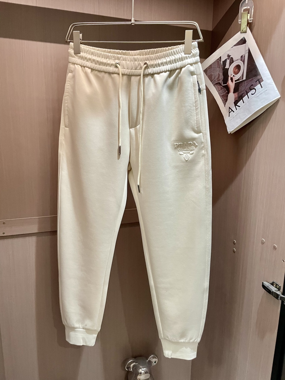 Prad 2025秋冬最新休闲裤 潮人必备 版型超赞，能很好的修复各种腿型，非常个性！柔软排汗，舒适度极