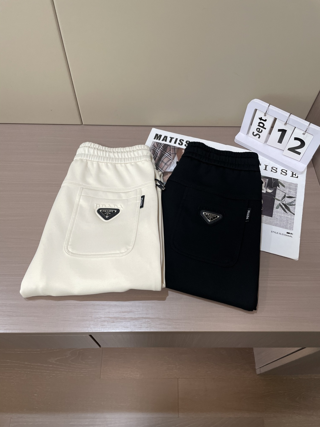 Prad 2025秋冬最新休闲裤 潮人必备 版型超赞，能很好的修复各种腿型，非常个性！柔软排汗，舒适度极