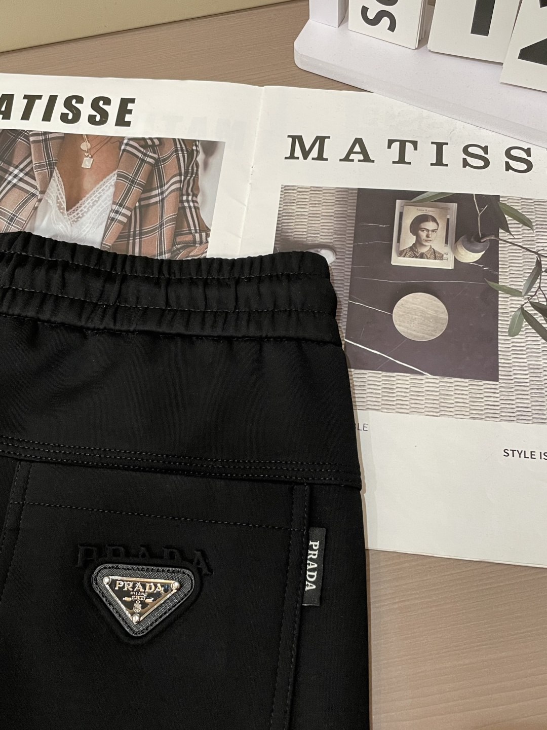 Prad 2025秋冬最新休闲裤 潮人必备 版型超赞，能很好的修复各种腿型，非常个性！柔软排汗，舒适度极