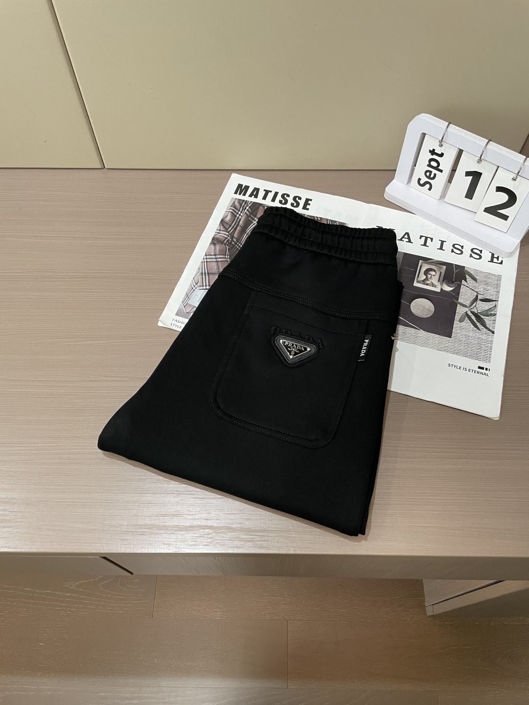 Prad 2025秋冬最新休闲裤 潮人必备 版型超赞，能很好的修复各种腿型，非常个性！柔软排汗，舒适度极