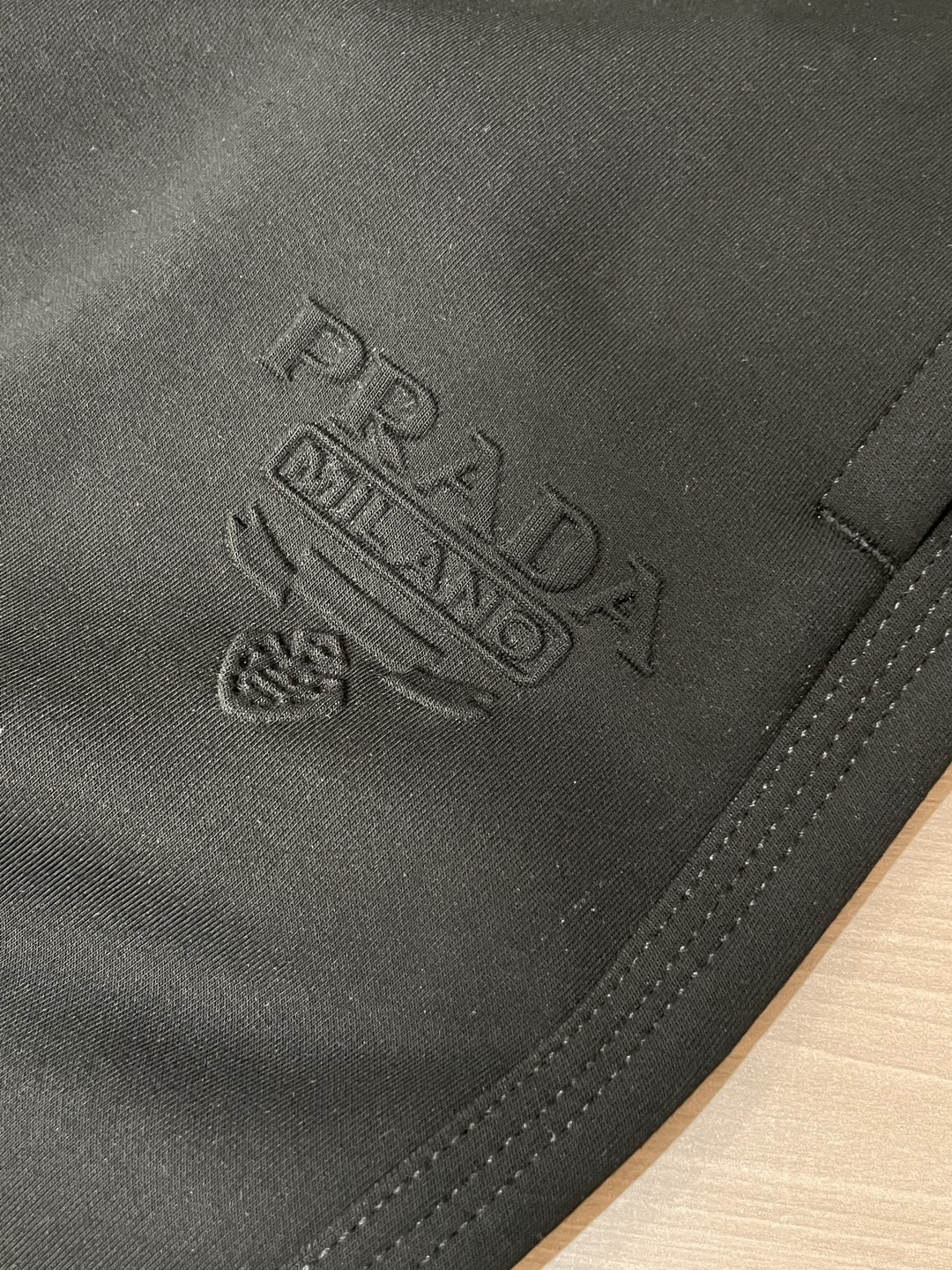 Prad 2025秋冬最新休闲裤 潮人必备 版型超赞，能很好的修复各种腿型，非常个性！柔软排汗，舒适度极