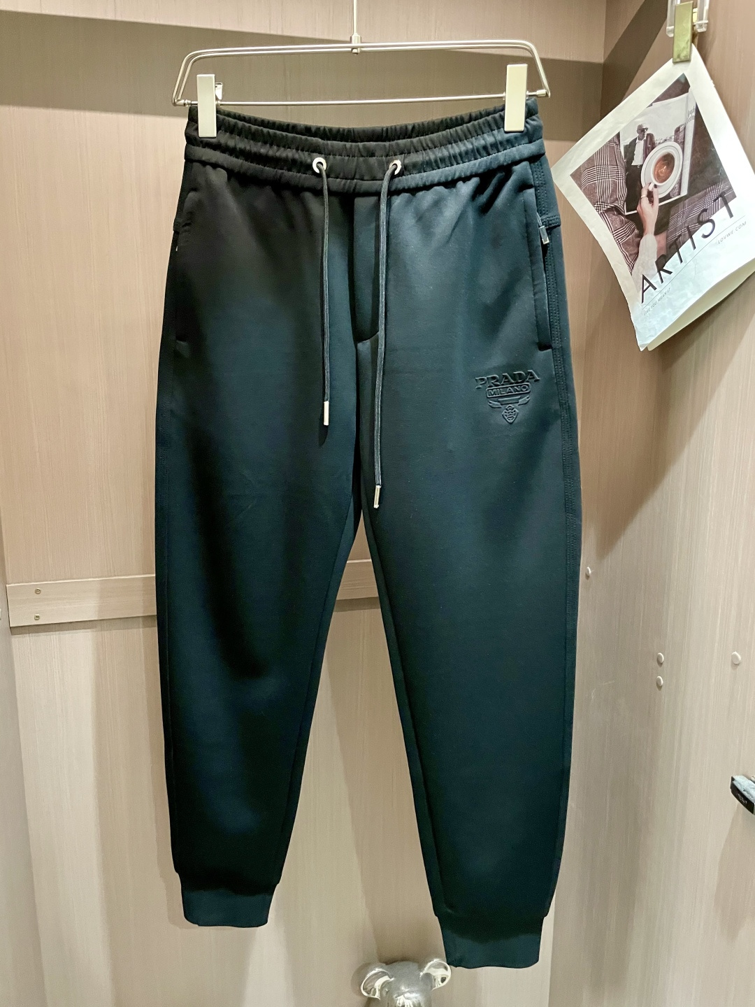 Prad 2025秋冬最新休闲裤 潮人必备 版型超赞，能很好的修复各种腿型，非常个性！柔软排汗，舒适度极