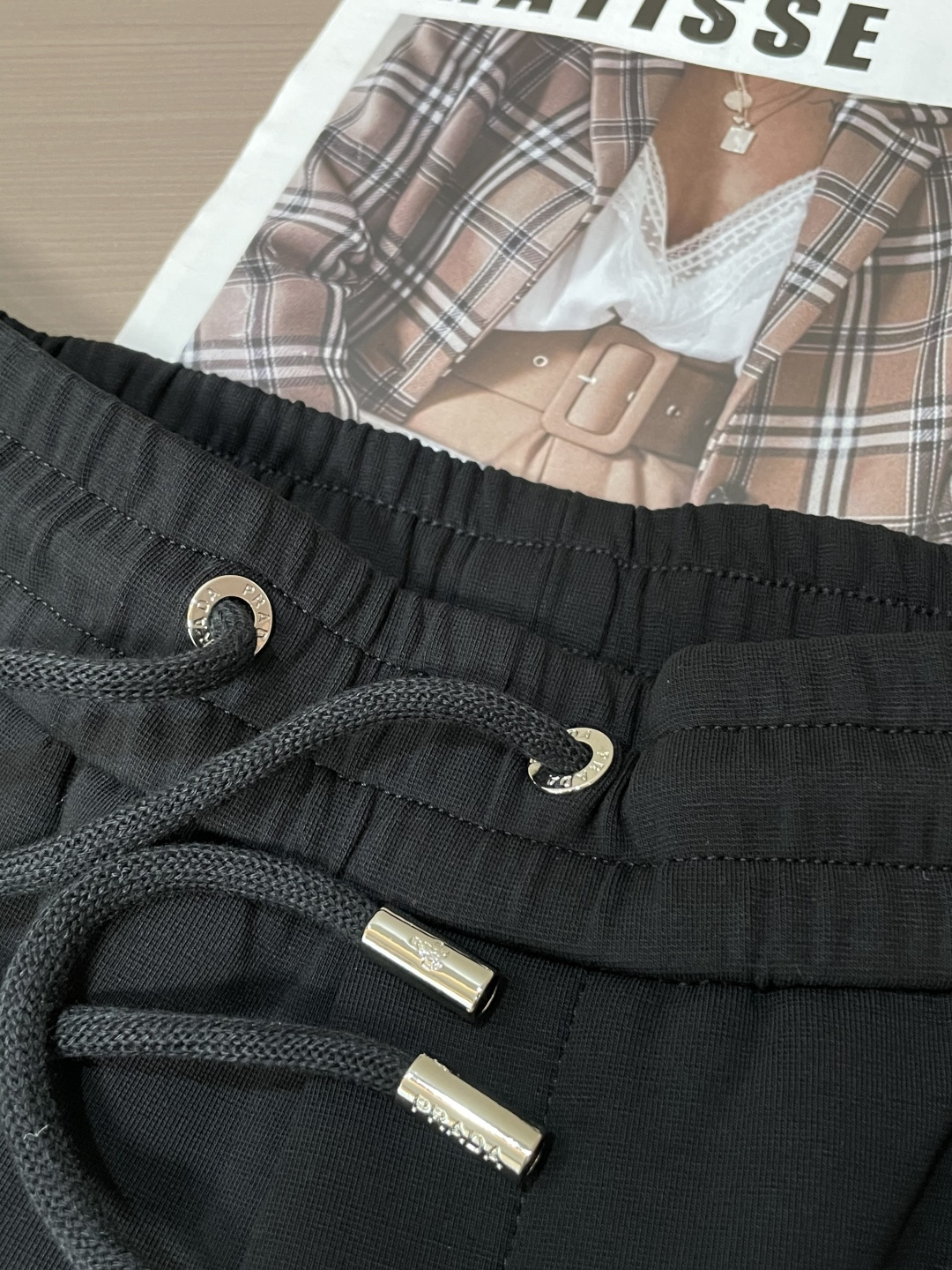 Prad 2025秋冬最新休闲裤 潮人必备 版型超赞，能很好的修复各种腿型，非常个性！柔软排汗，舒适度极