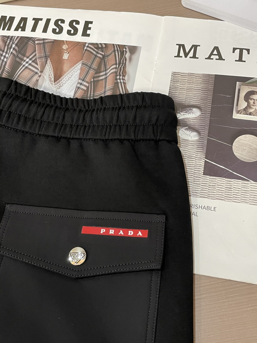 Prad 2025秋冬最新休闲裤 潮人必备 版型超赞，能很好的修复各种腿型，非常个性！柔软排汗，舒适度极