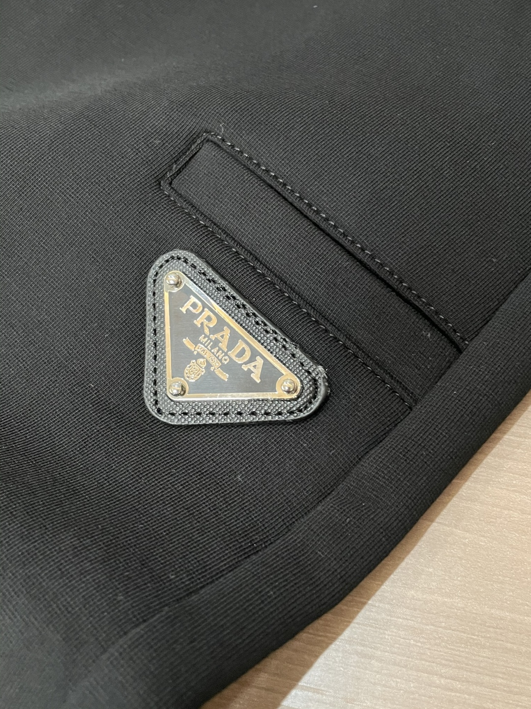 Prad 2025秋冬最新休闲裤 潮人必备 版型超赞，能很好的修复各种腿型，非常个性！柔软排汗，舒适度极