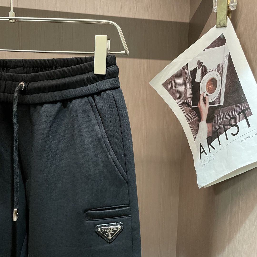 Prad 2025秋冬最新休闲裤 潮人必备 版型超赞，能很好的修复各种腿型，非常个性！柔软排汗，舒适度极
