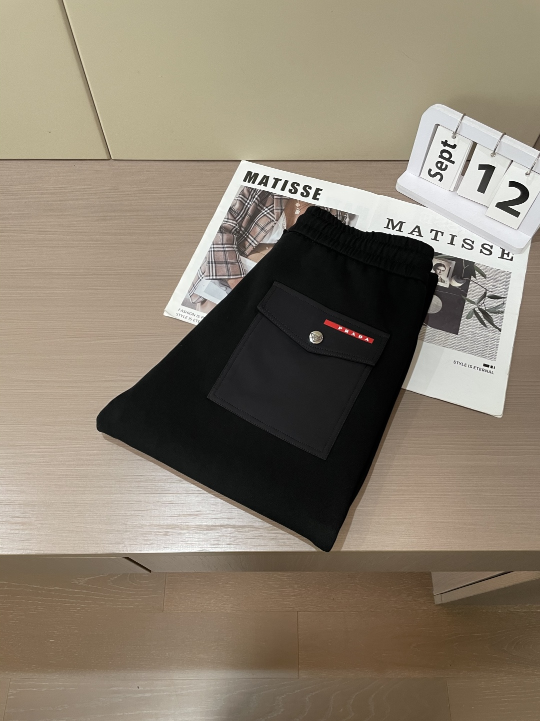 Prad 2025秋冬最新休闲裤 潮人必备 版型超赞，能很好的修复各种腿型，非常个性！柔软排汗，舒适度极