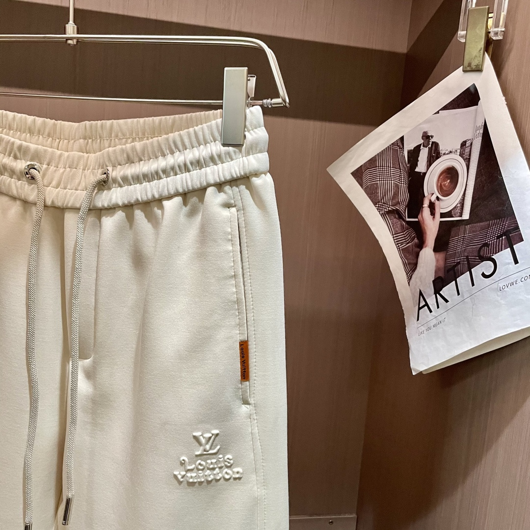 Lv 2025秋冬最新休闲裤 潮人必备 版型超赞，能很好的修复各种腿型，非常个性！柔软排汗，舒适度极高。