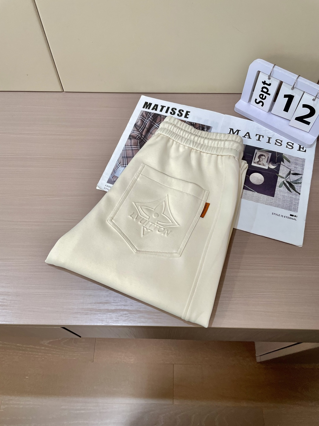 Lv 2025秋冬最新休闲裤 潮人必备 版型超赞，能很好的修复各种腿型，非常个性！柔软排汗，舒适度极高。